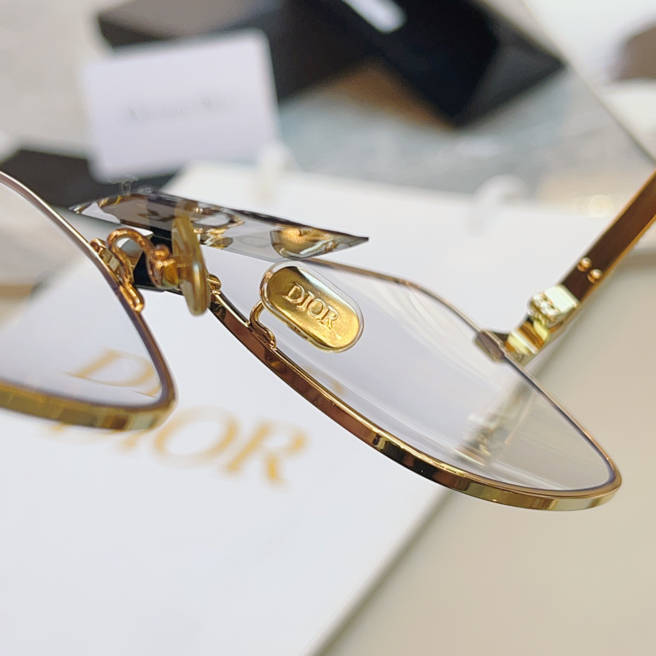 ，【DIO* 】迪*奥新款太阳镜🕶️，高版本 18K金电镀✨MODEL：DiorCannage S1U，