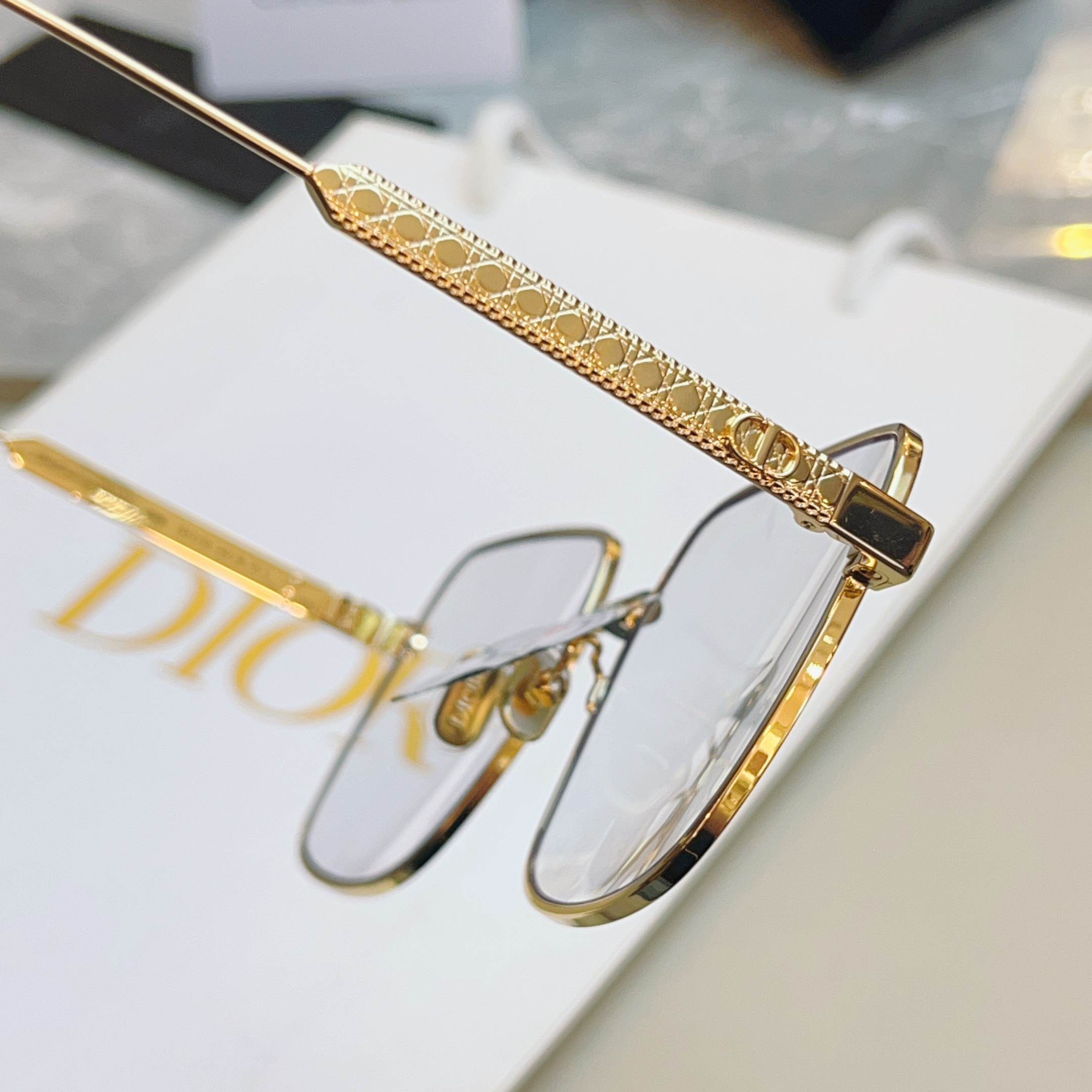 ，【DIO* 】迪*奥新款太阳镜🕶️，高版本 18K金电镀✨MODEL：DiorCannage S1U，