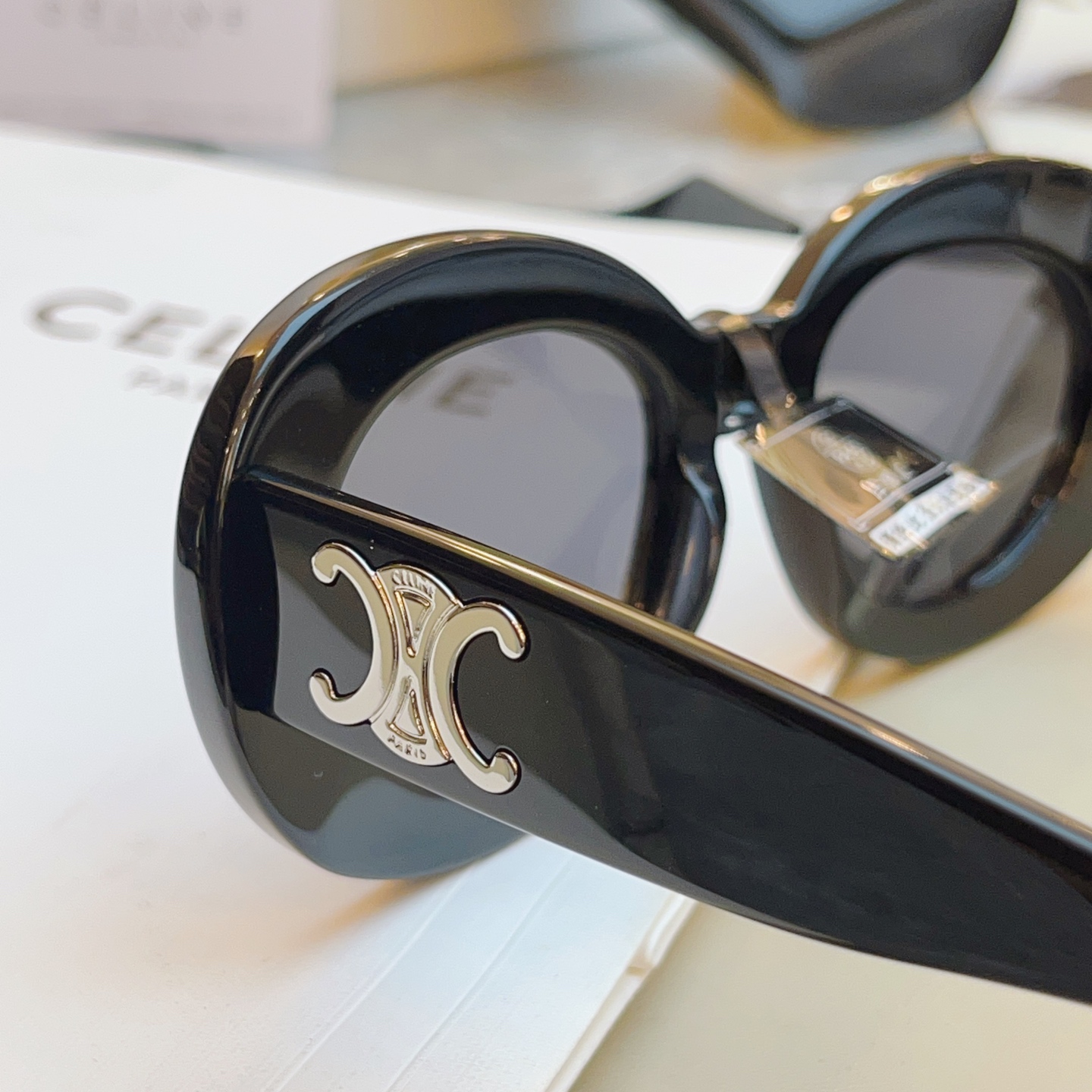 ，【CELIN*】赛*琳新款太阳镜🕶️ 高品质✨， MODEL:CL40312U，SIZE: 53口22