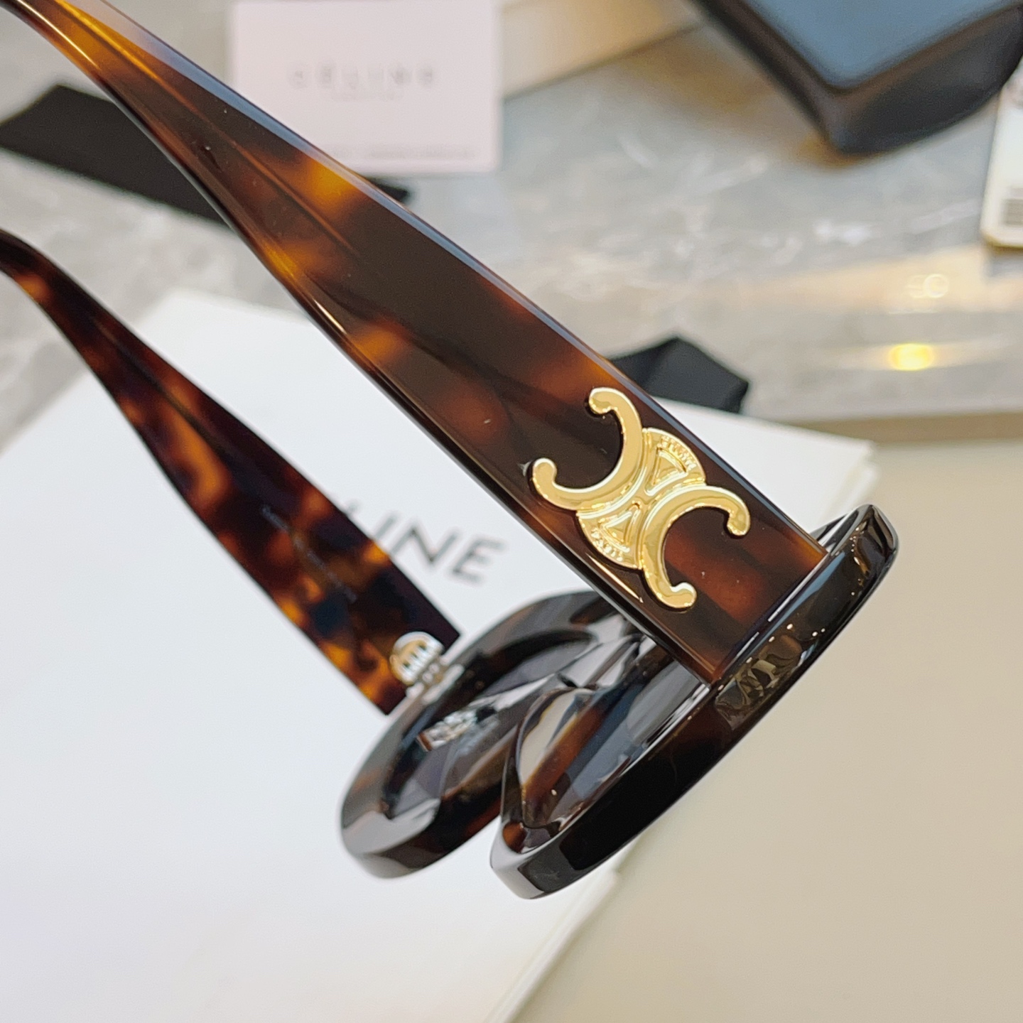 ，【CELIN*】赛*琳新款太阳镜🕶️ 高品质✨， MODEL:CL40312U，SIZE: 53口22