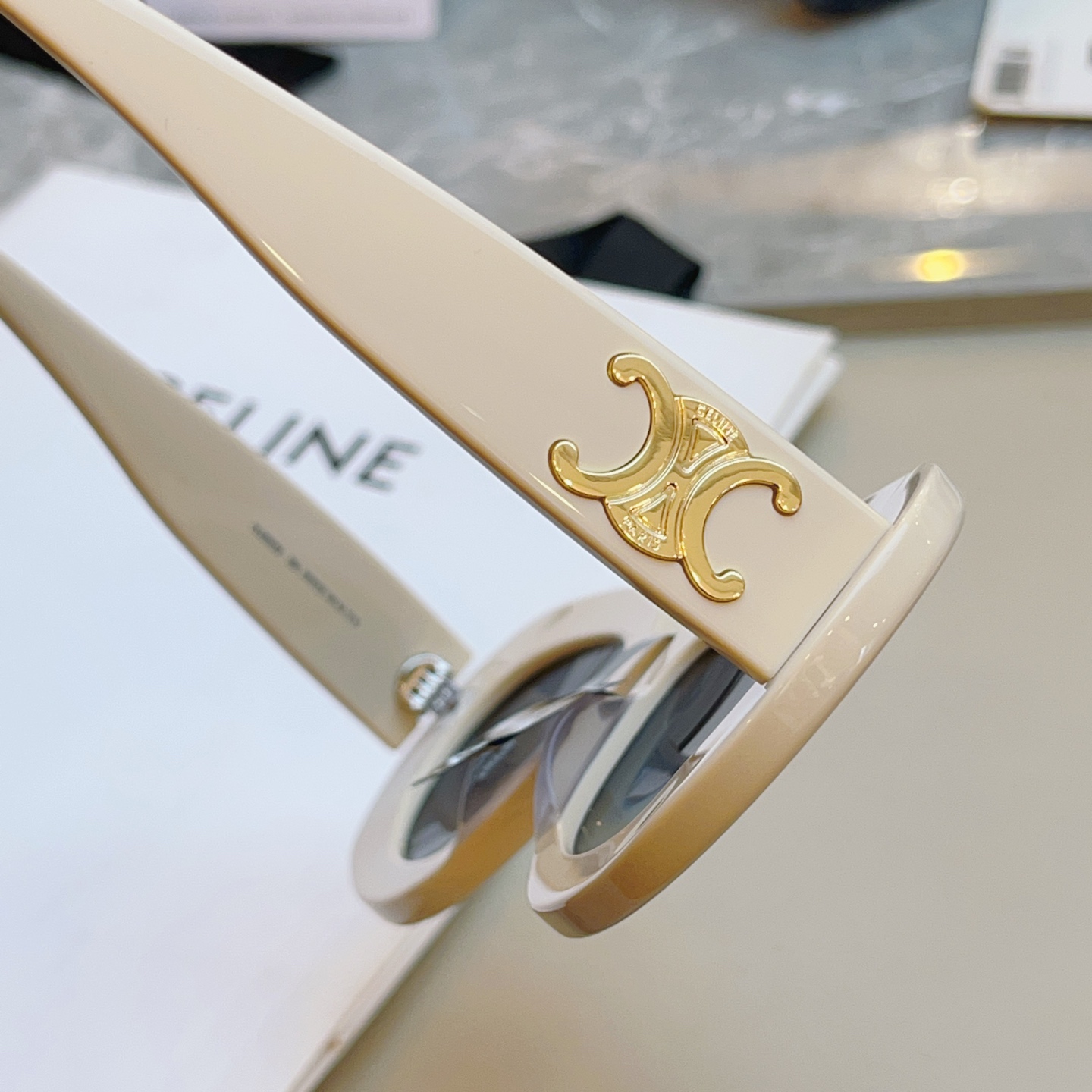 ，【CELIN*】赛*琳新款太阳镜🕶️ 高品质✨， MODEL:CL40312U，SIZE: 53口22