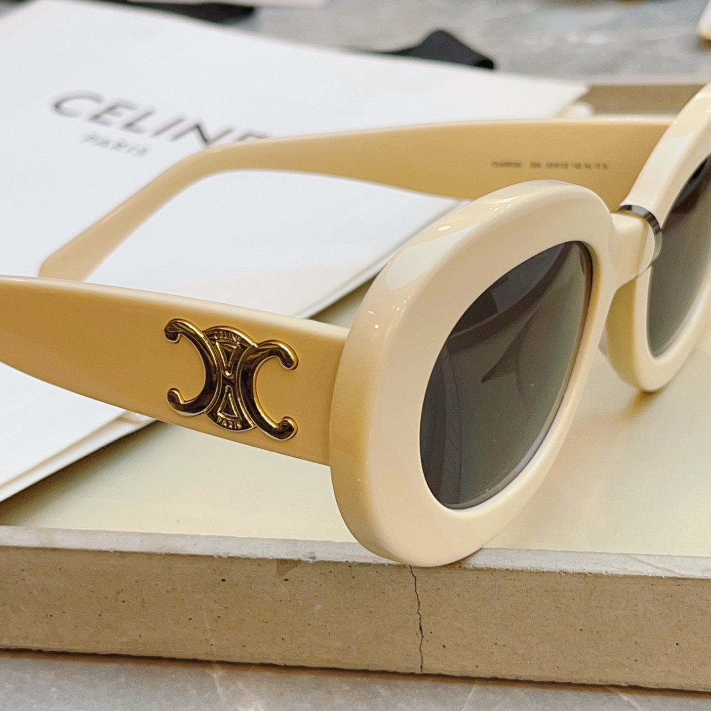 ，【CELIN*】赛*琳新款太阳镜🕶️ 高品质✨， MODEL:CL40312U，SIZE: 53口22