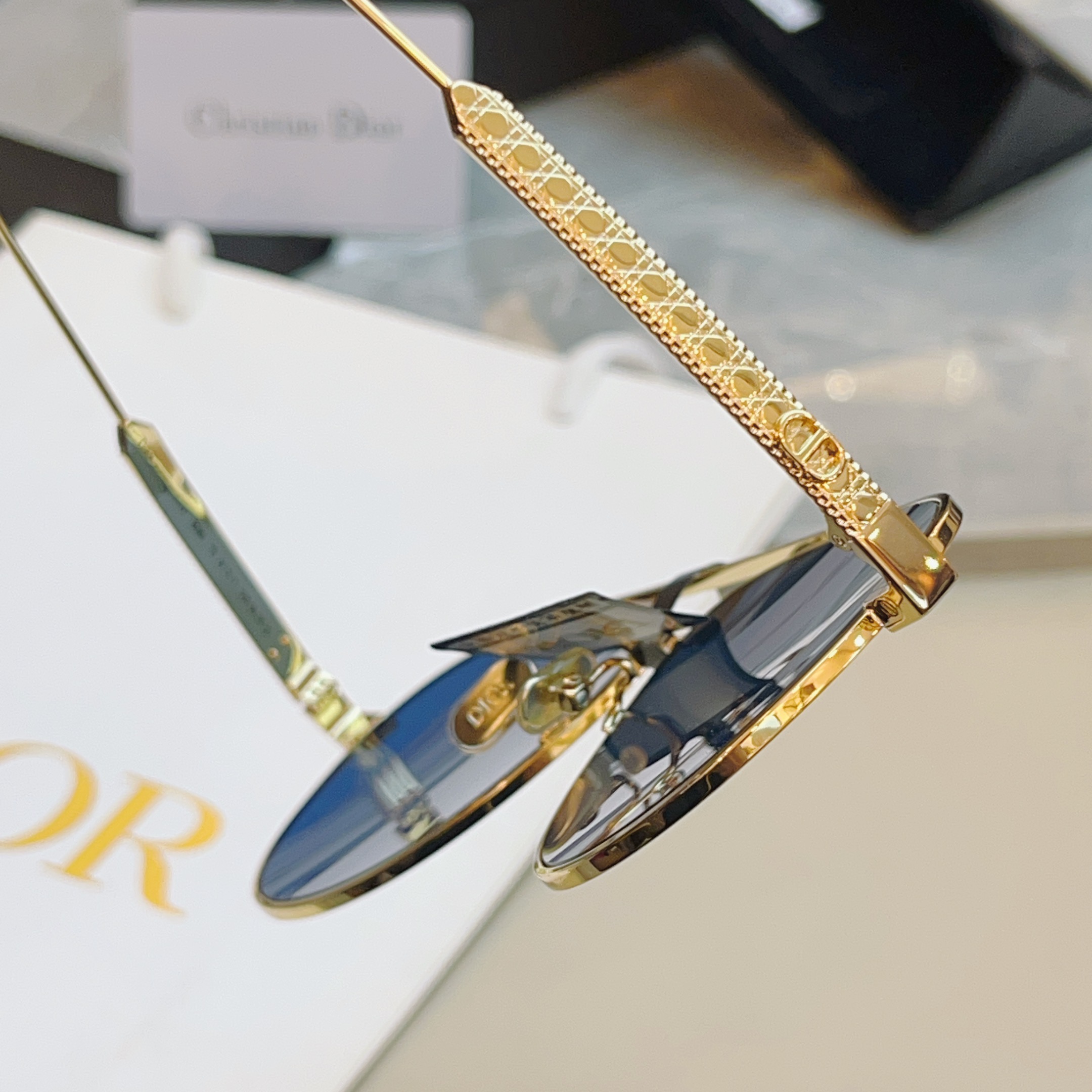 ，【DIO* 】迪*奥新款太阳镜🕶️，高版本 18K金电镀✨MODEL：DiorCannage A1U，