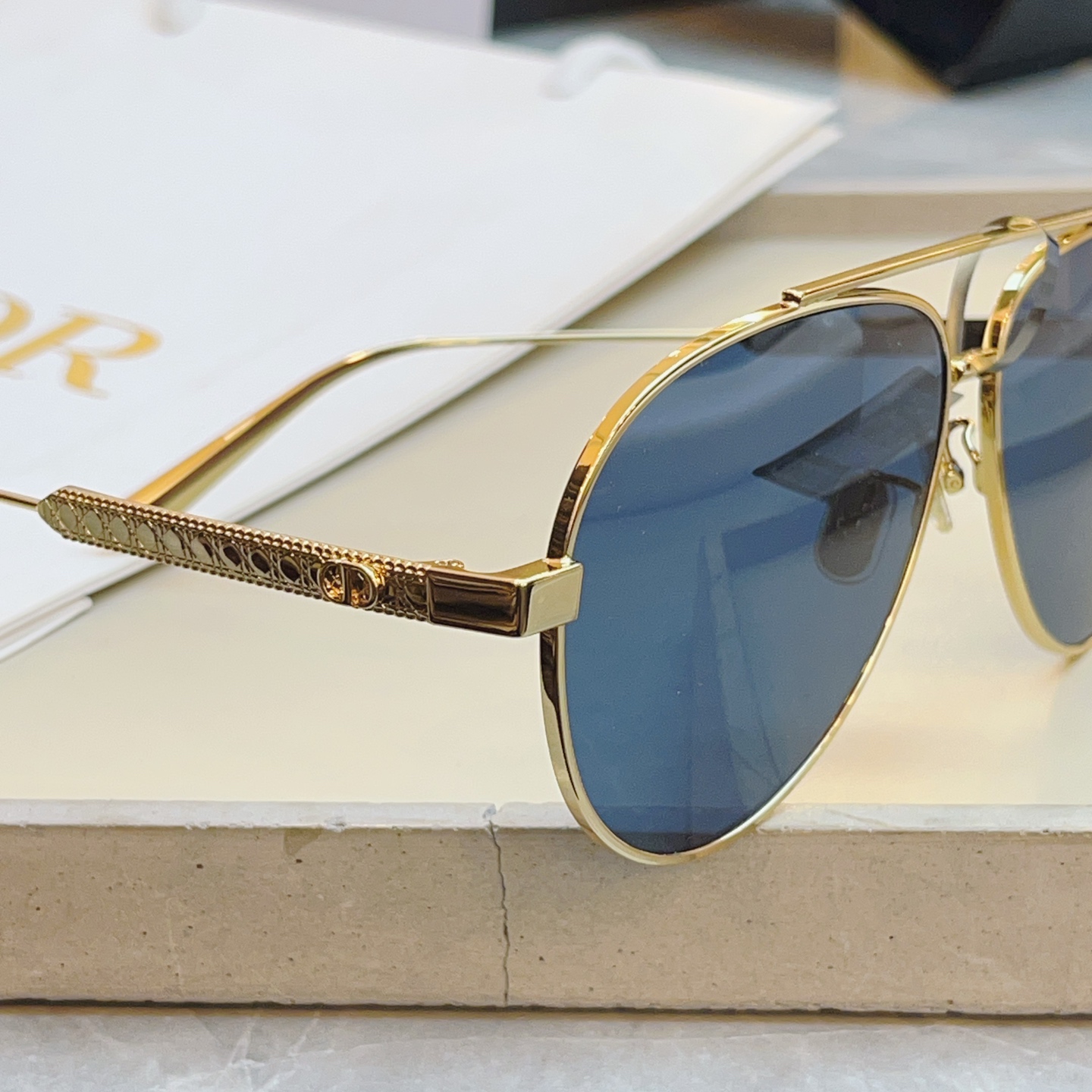 ，【DIO* 】迪*奥新款太阳镜🕶️，高版本 18K金电镀✨MODEL：DiorCannage A1U，