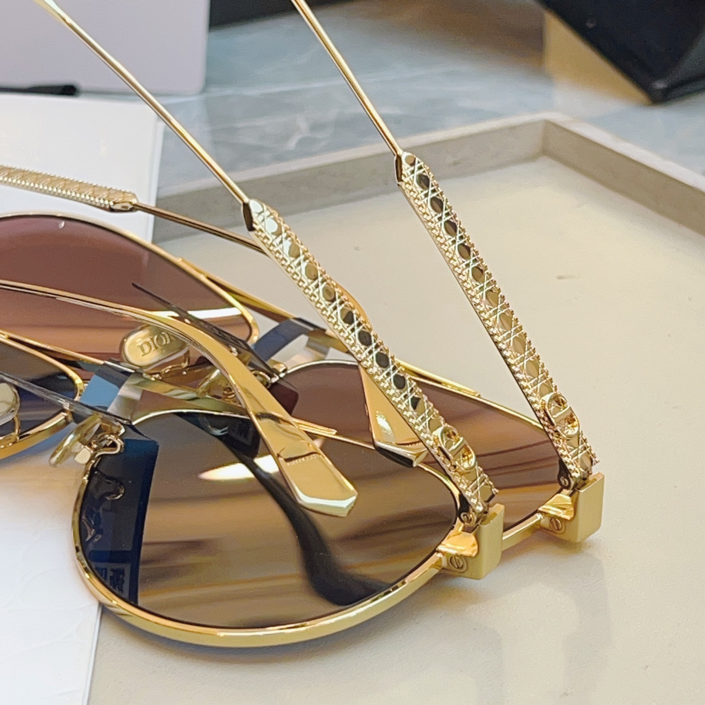 ，【DIO* 】迪*奥新款太阳镜🕶️，高版本 18K金电镀✨MODEL：DiorCannage A1U，