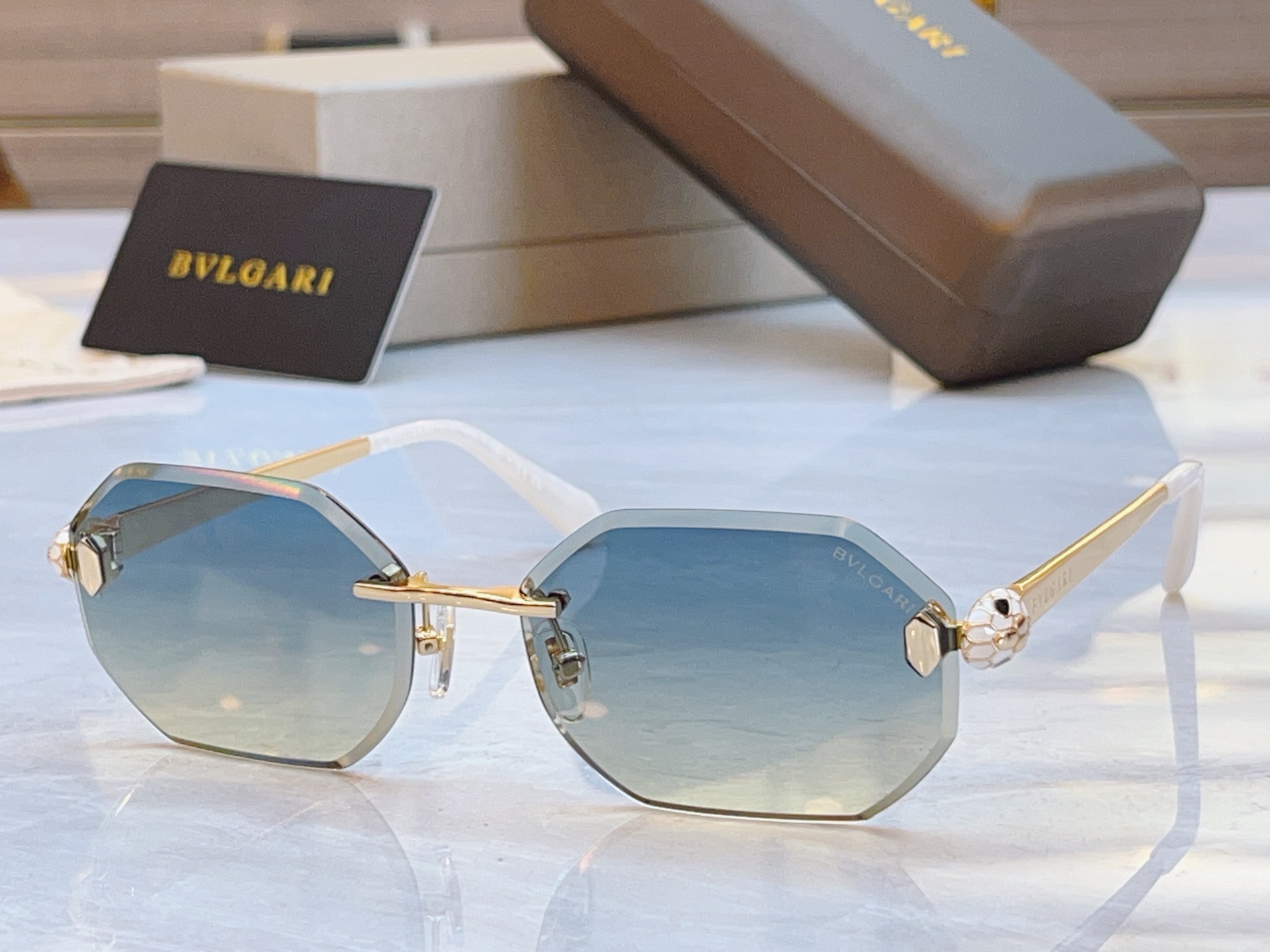 ，【BVLGA*】宝格*丽新款太阳镜，MODEL：BV 40105U，SIZE：57口16-140