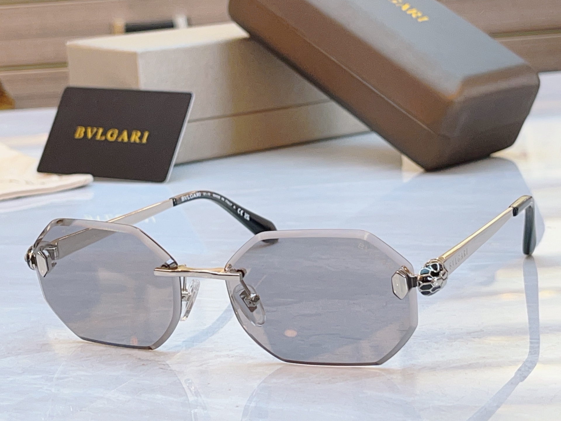 ，【BVLGA*】宝格*丽新款太阳镜，MODEL：BV 40105U，SIZE：57口16-140