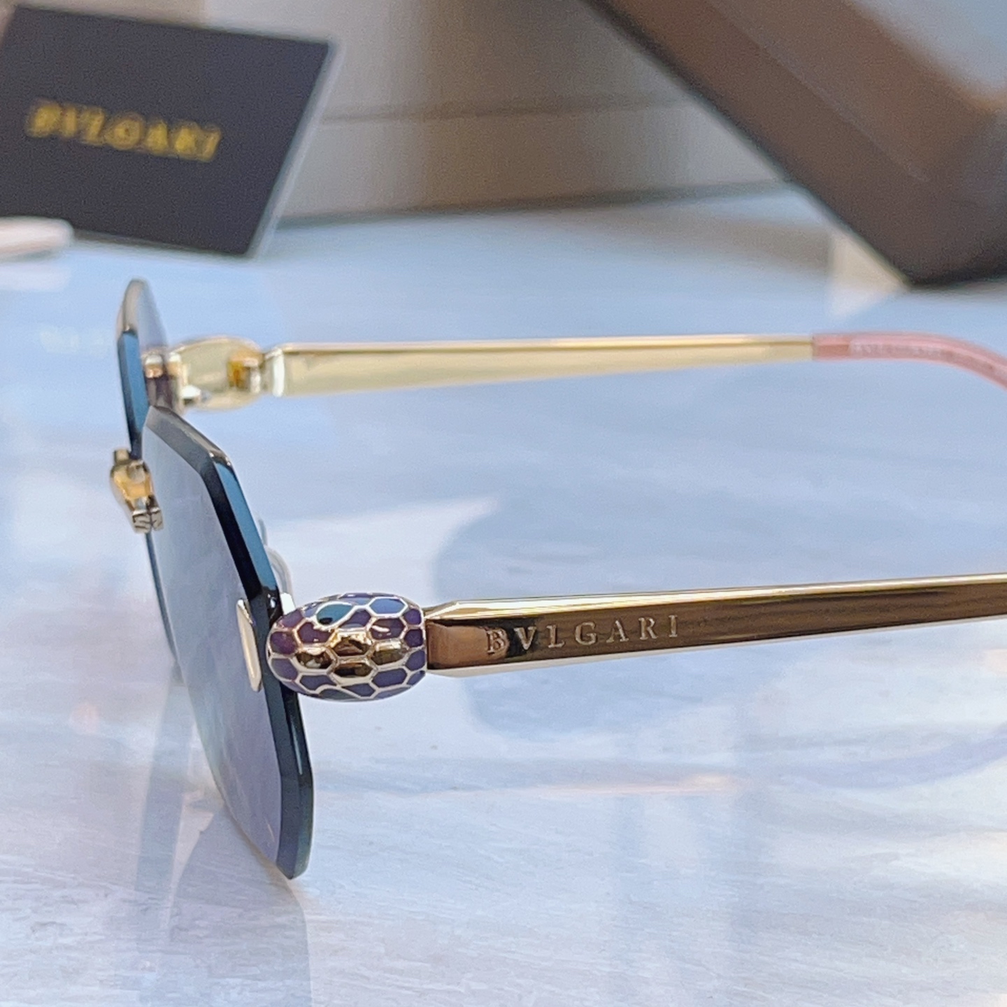 ，【BVLGA*】宝格*丽新款太阳镜，MODEL：BV 40105U，SIZE：57口16-140