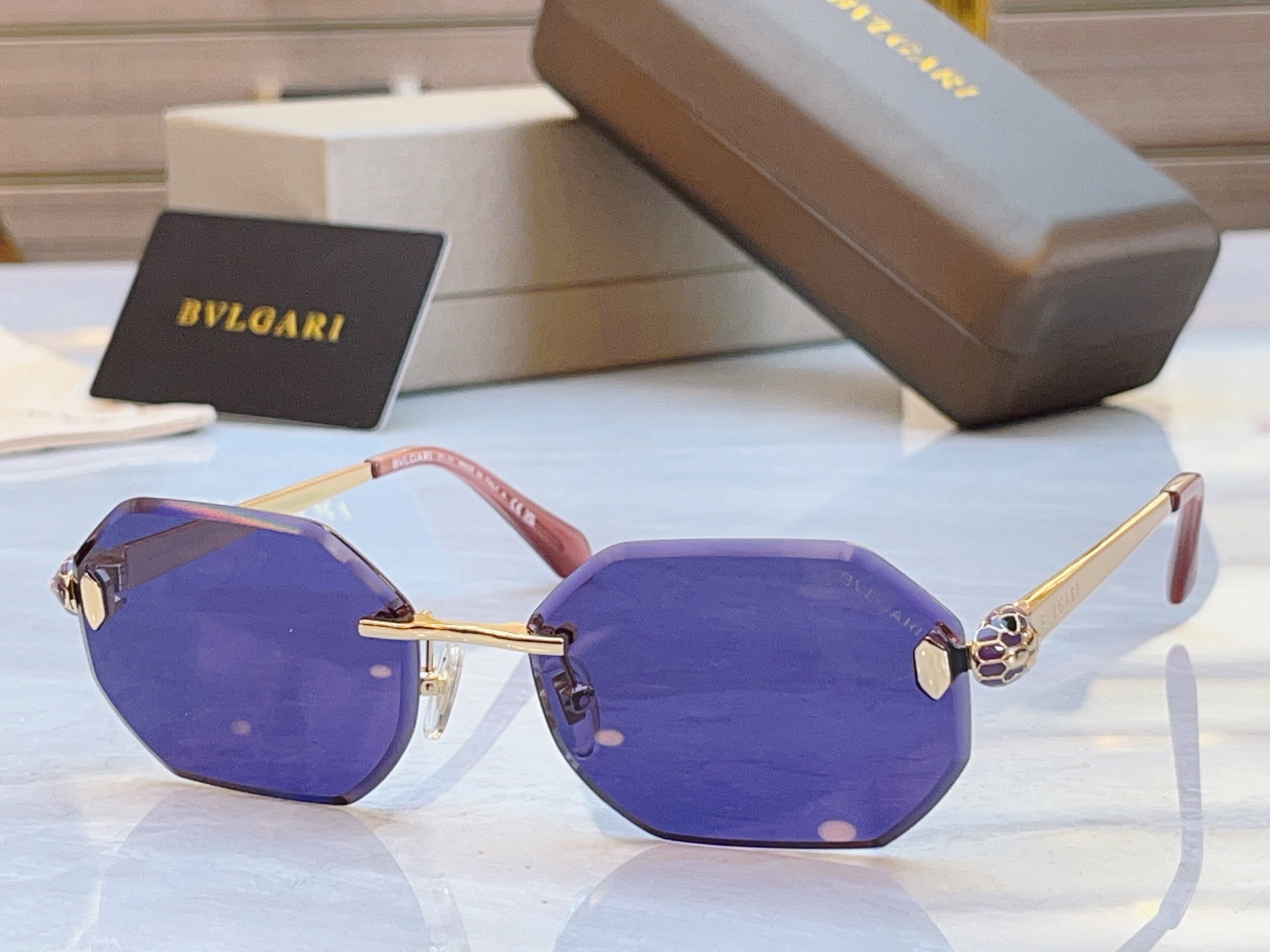 ，【BVLGA*】宝格*丽新款太阳镜，MODEL：BV 40105U，SIZE：57口16-140