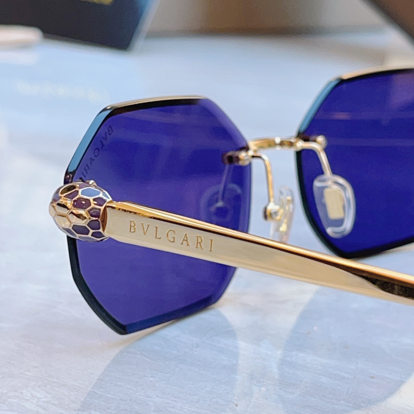 ，【BVLGA*】宝格*丽新款太阳镜，MODEL：BV 40105U，SIZE：57口16-140
