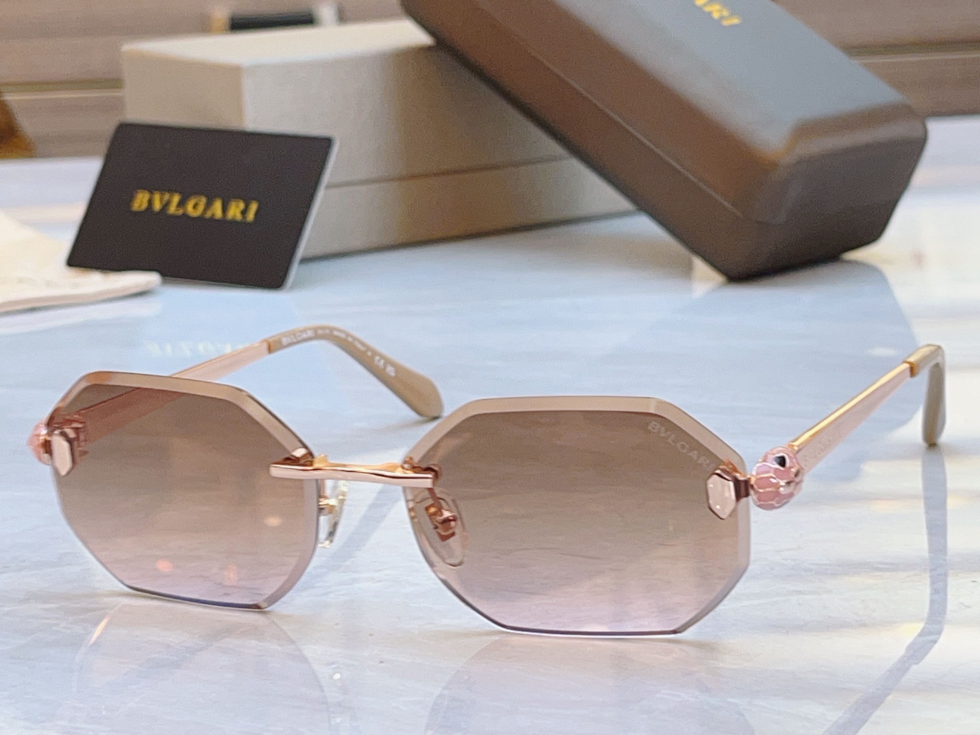 ，【BVLGA*】宝格*丽新款太阳镜，MODEL：BV 40105U，SIZE：57口16-140