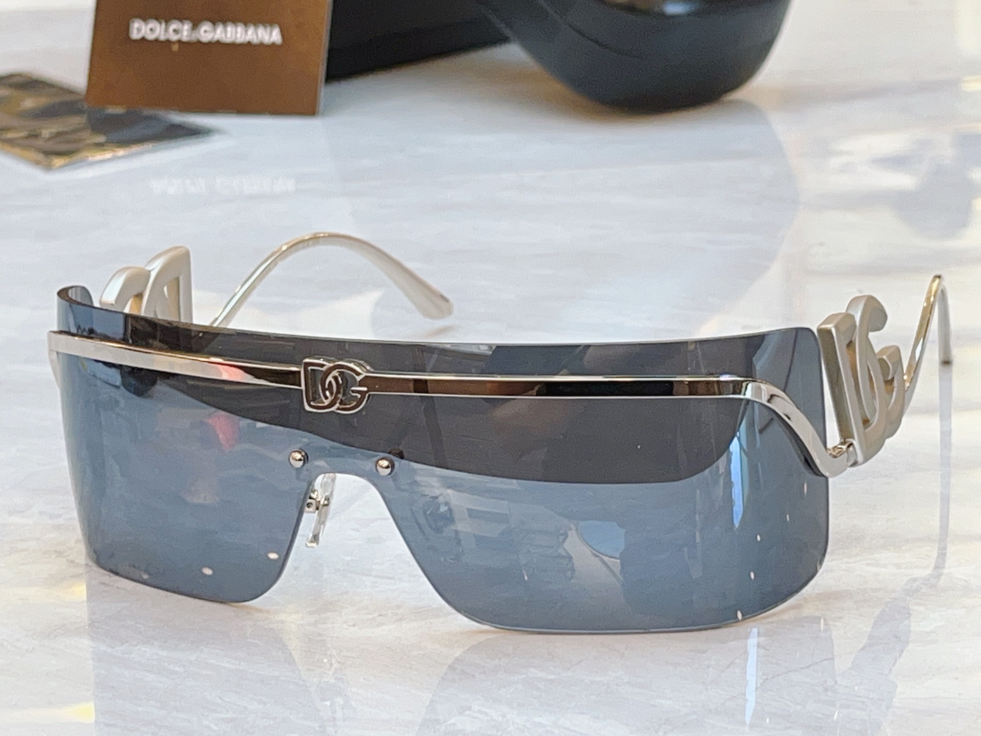 ，【DOLCE & GABBAN*】D*G新款太阳镜，MODEL：DG6694，SIZE：143口0-1