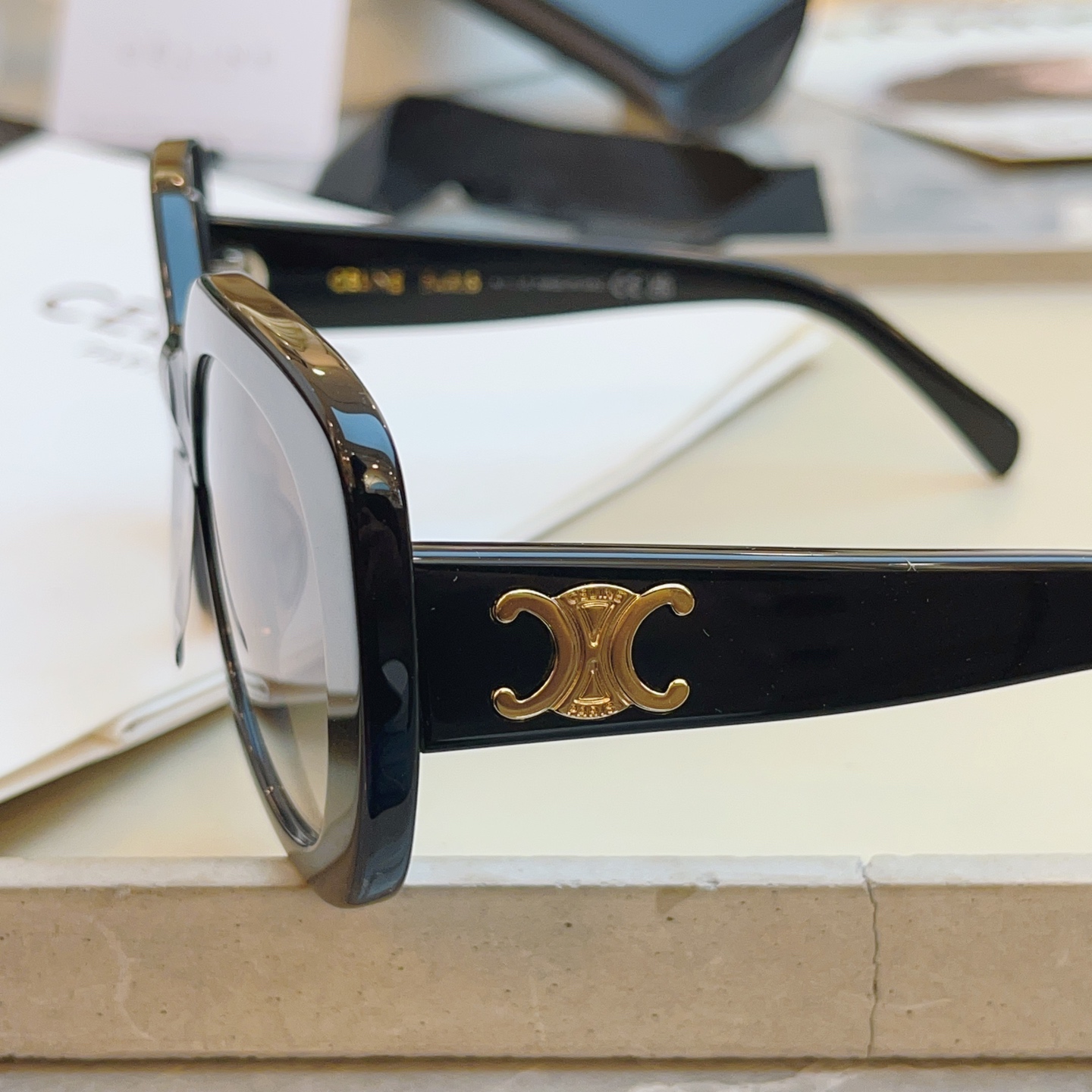 ，【CELIN*】赛*琳新款太阳镜🕶️ 高品质✨， MODEL:CL40226U，SIZE: 55口19