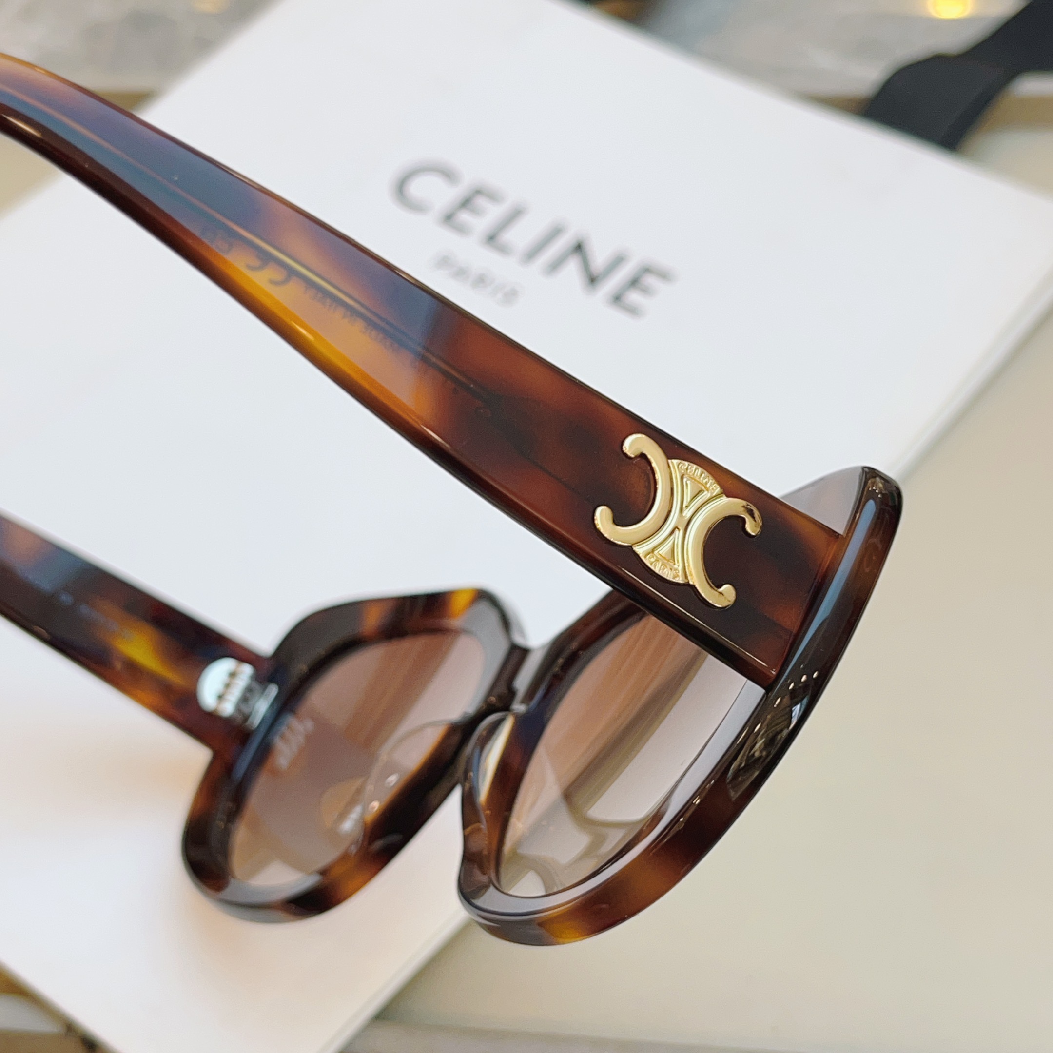 ，【CELIN*】赛*琳新款太阳镜🕶️ 高品质✨， MODEL:CL40226U，SIZE: 55口19