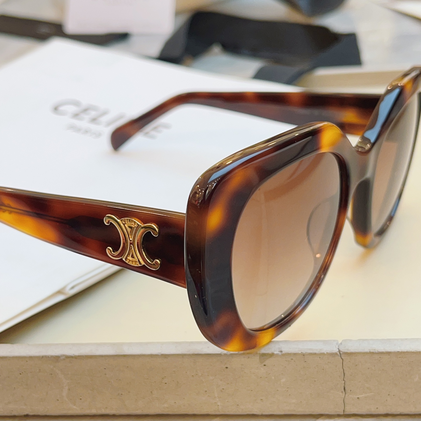 ，【CELIN*】赛*琳新款太阳镜🕶️ 高品质✨， MODEL:CL40226U，SIZE: 55口19