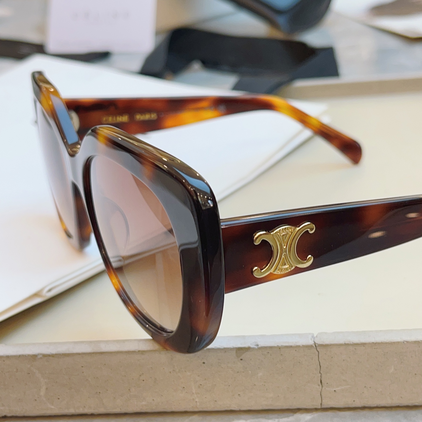 ，【CELIN*】赛*琳新款太阳镜🕶️ 高品质✨， MODEL:CL40226U，SIZE: 55口19