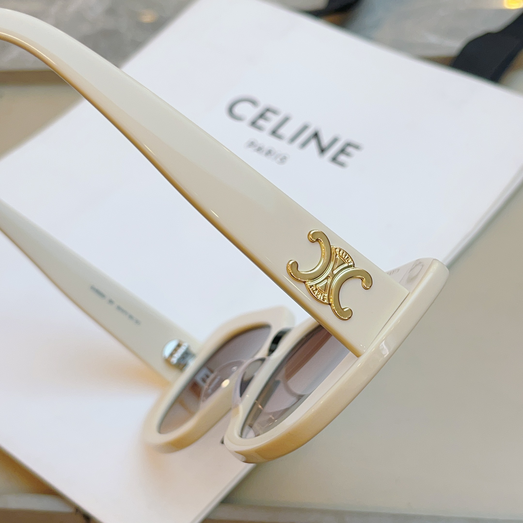 ，【CELIN*】赛*琳新款太阳镜🕶️ 高品质✨， MODEL:CL40226U，SIZE: 55口19