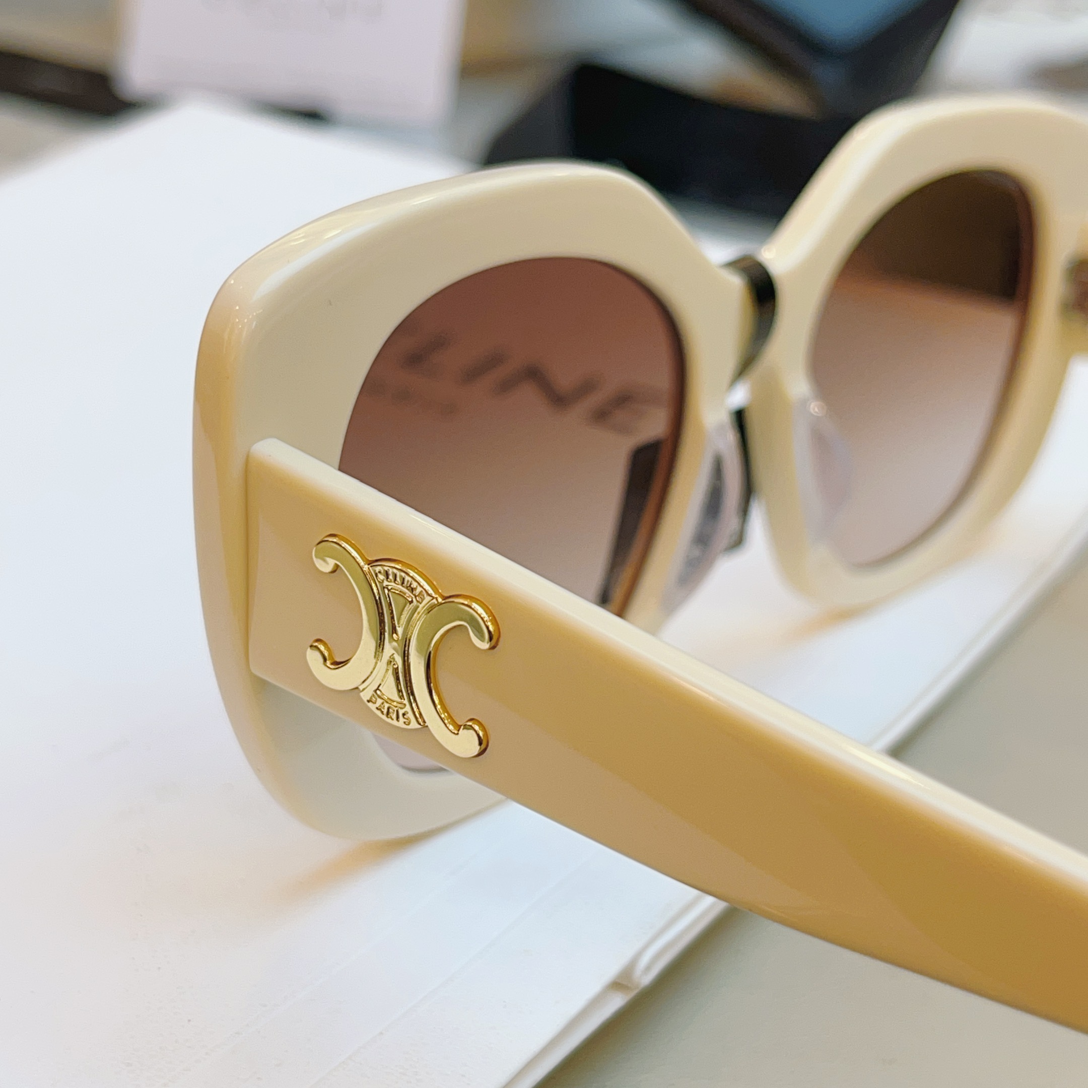 ，【CELIN*】赛*琳新款太阳镜🕶️ 高品质✨， MODEL:CL40226U，SIZE: 55口19