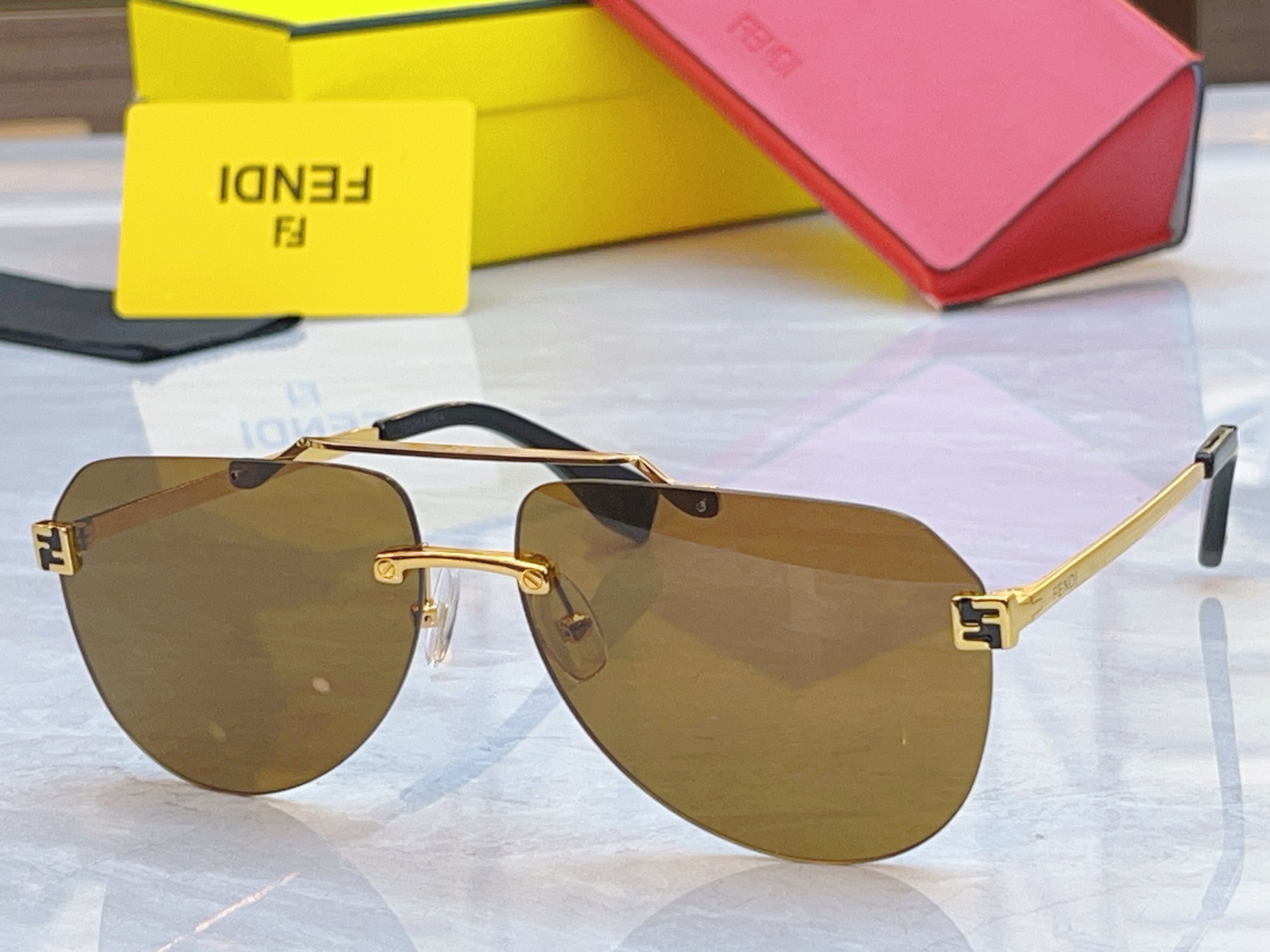 ，【FEN*】芬*迪新款太阳镜🕶️，MODEL：FD40115U，SIZE：63口14-145