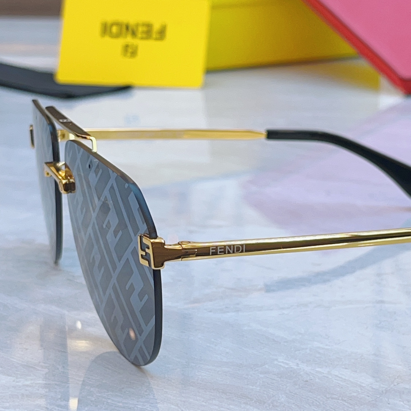 ，【FEN*】芬*迪新款太阳镜🕶️，MODEL：FD40115U，SIZE：63口14-145