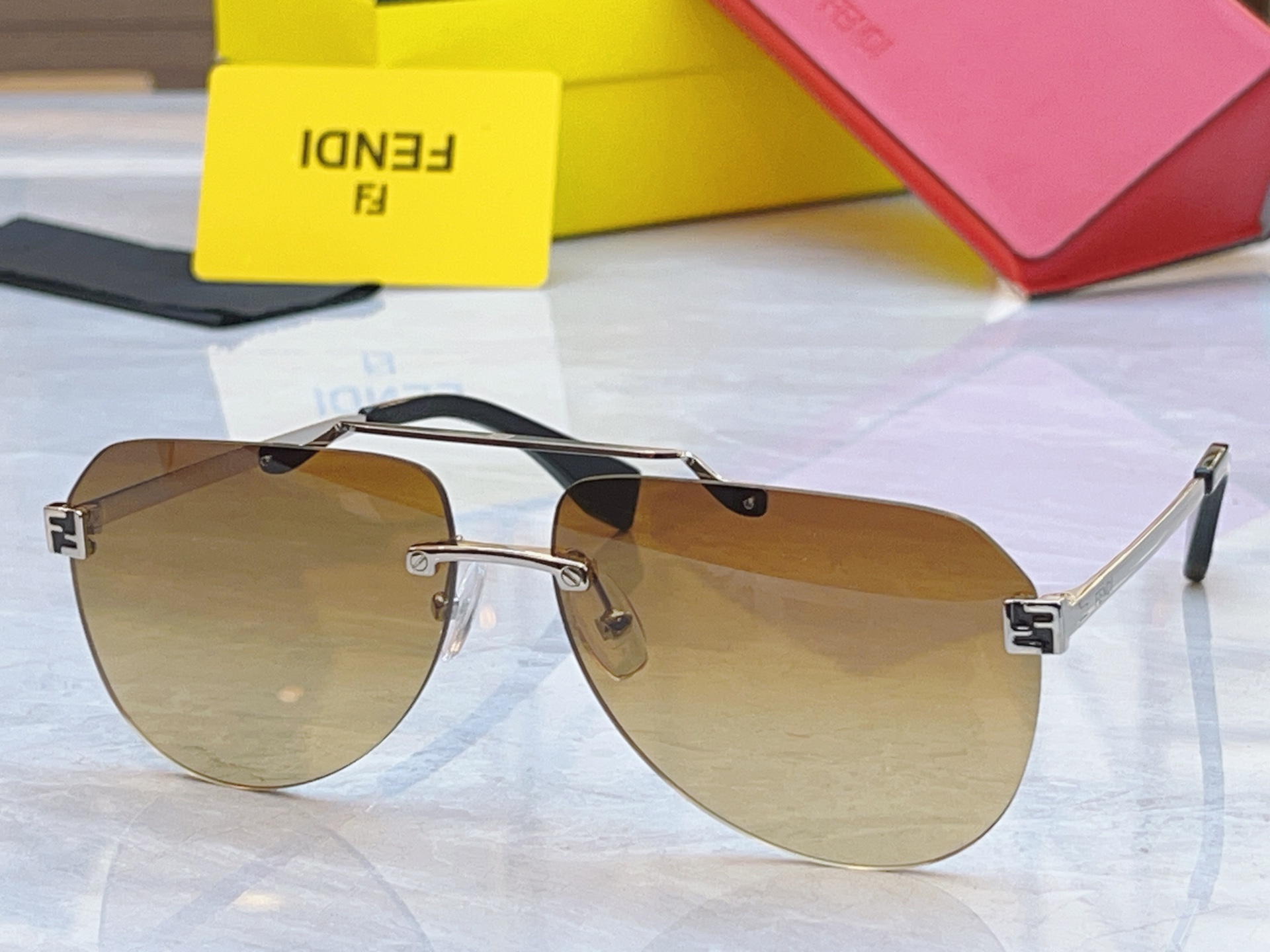 ，【FEN*】芬*迪新款太阳镜🕶️，MODEL：FD40115U，SIZE：63口14-145