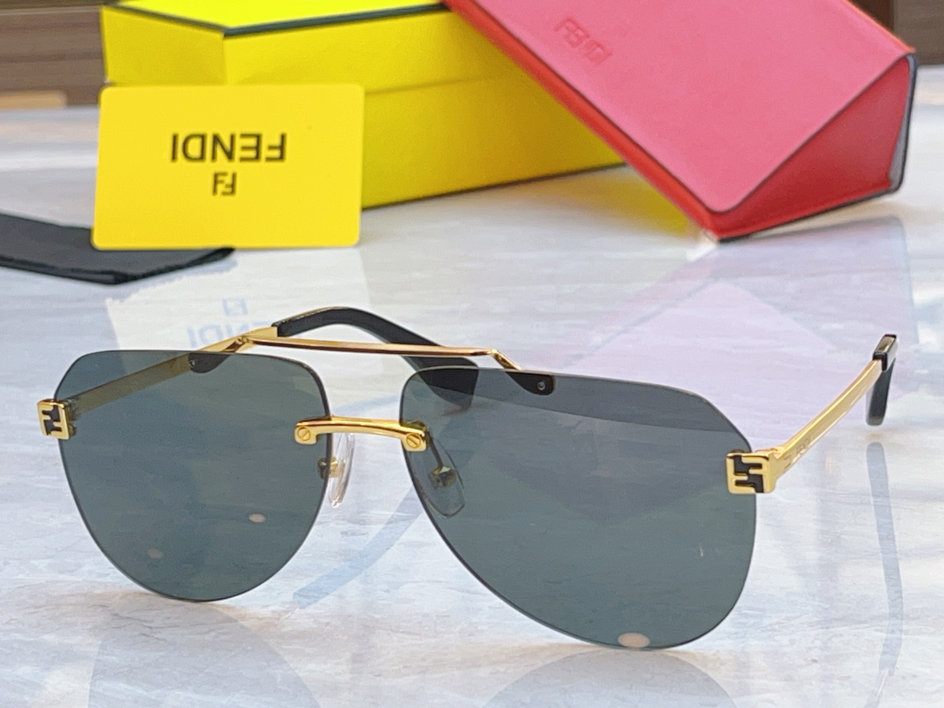 ，【FEN*】芬*迪新款太阳镜🕶️，MODEL：FD40115U，SIZE：63口14-145