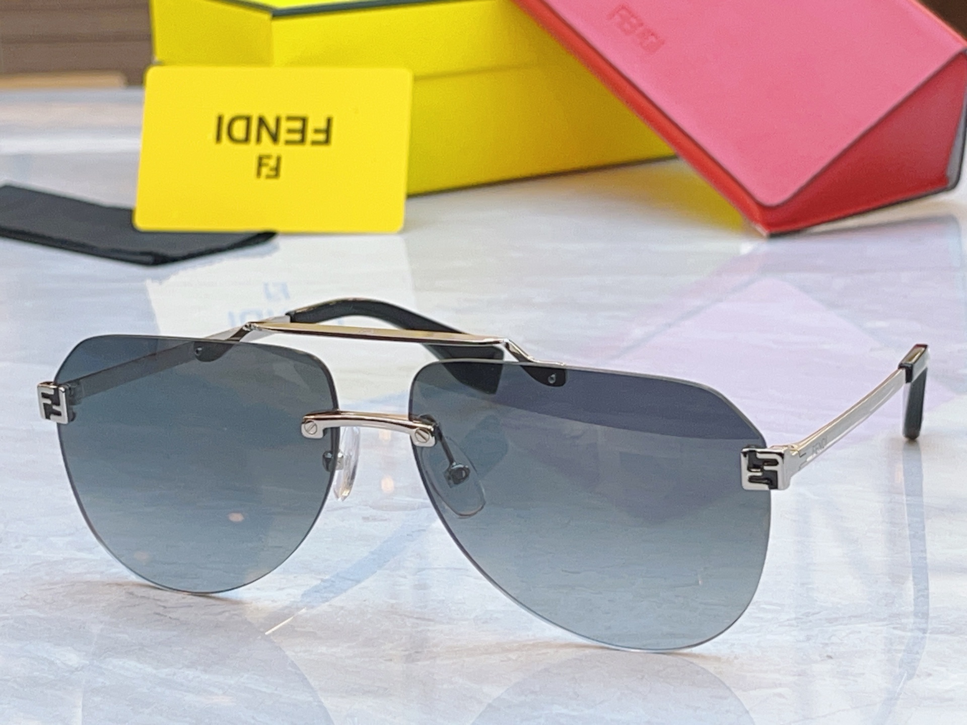 ，【FEN*】芬*迪新款太阳镜🕶️，MODEL：FD40115U，SIZE：63口14-145