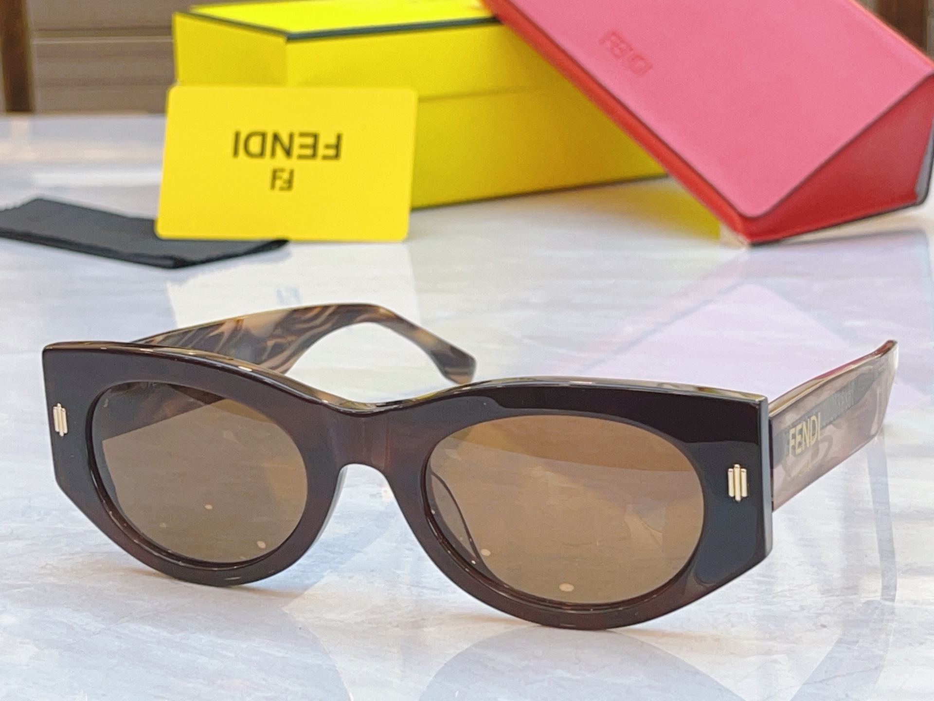 ，【FEN*】芬*迪新款太阳镜🕶️，MODEL：FD40125I，SIZE：50口23-145