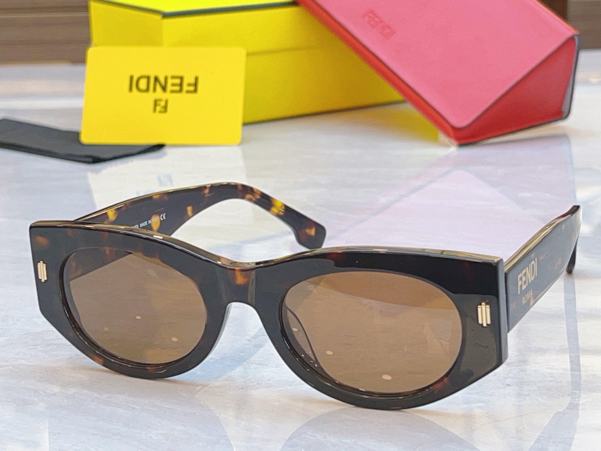 ，【FEN*】芬*迪新款太阳镜🕶️，MODEL：FD40125I，SIZE：50口23-145