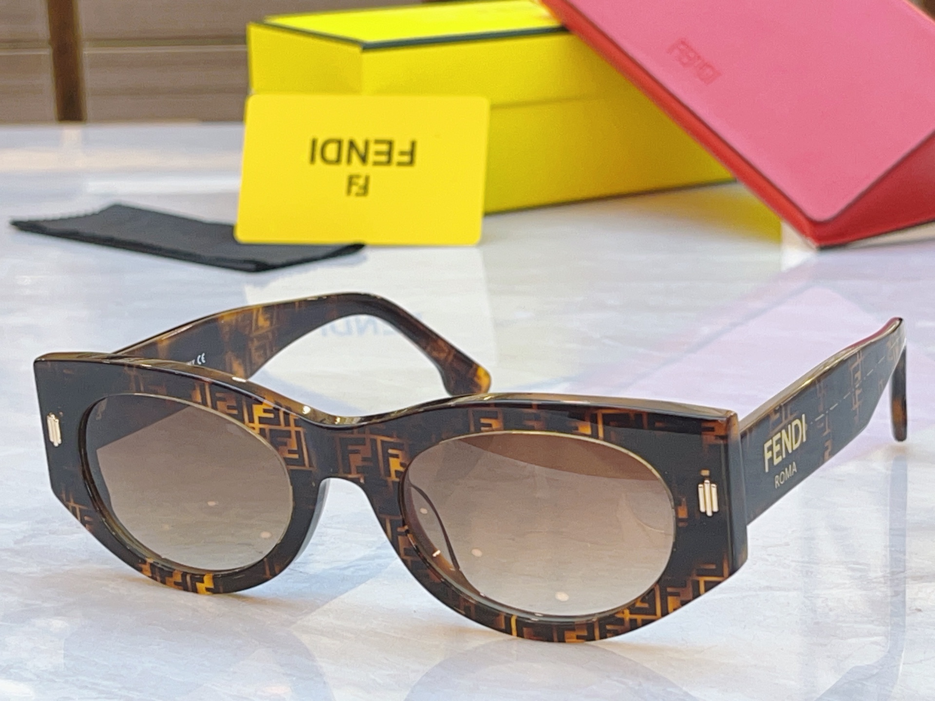 ，【FEN*】芬*迪新款太阳镜🕶️，MODEL：FD40125I，SIZE：50口23-145