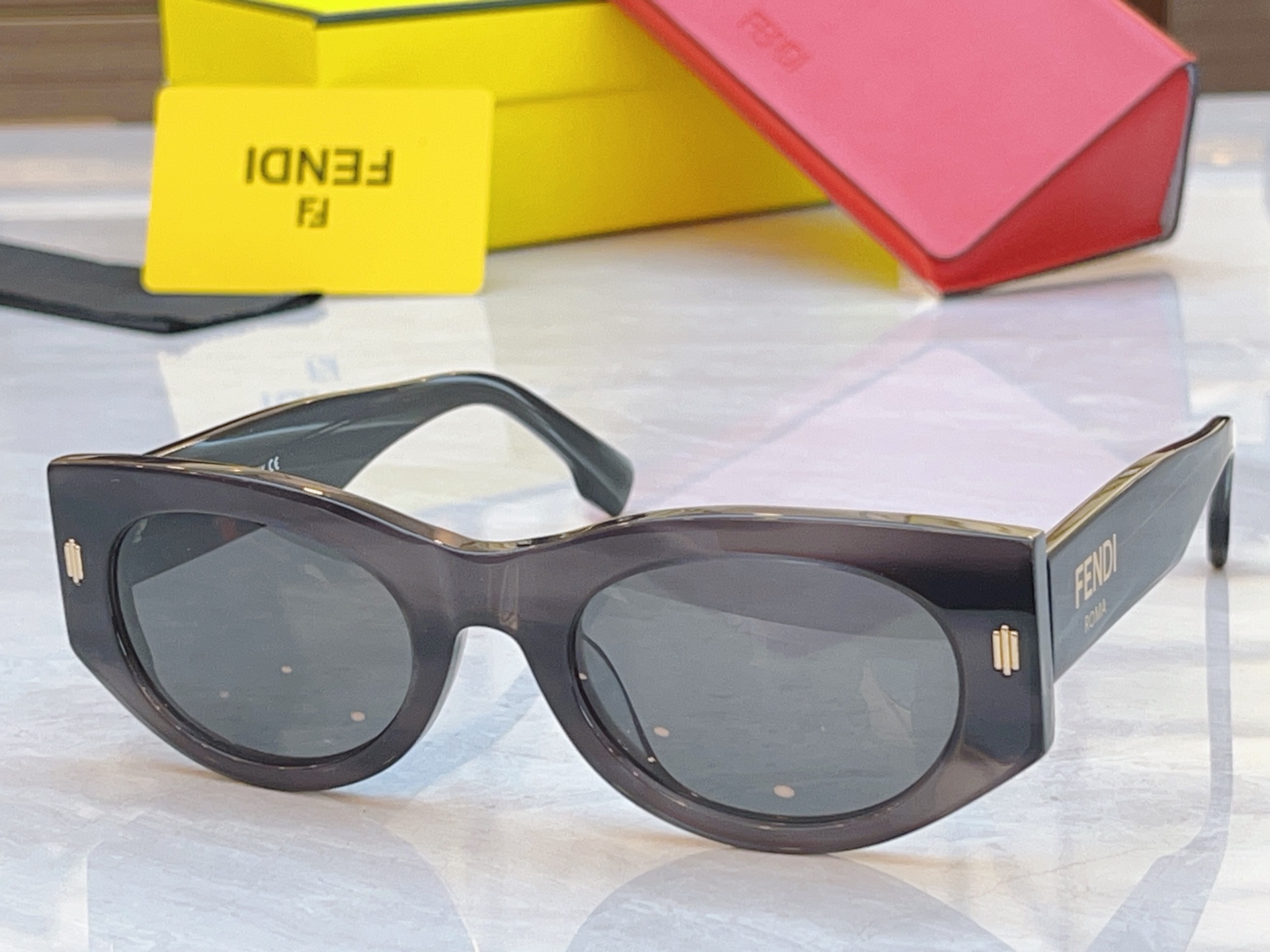 ，【FEN*】芬*迪新款太阳镜🕶️，MODEL：FD40125I，SIZE：50口23-145