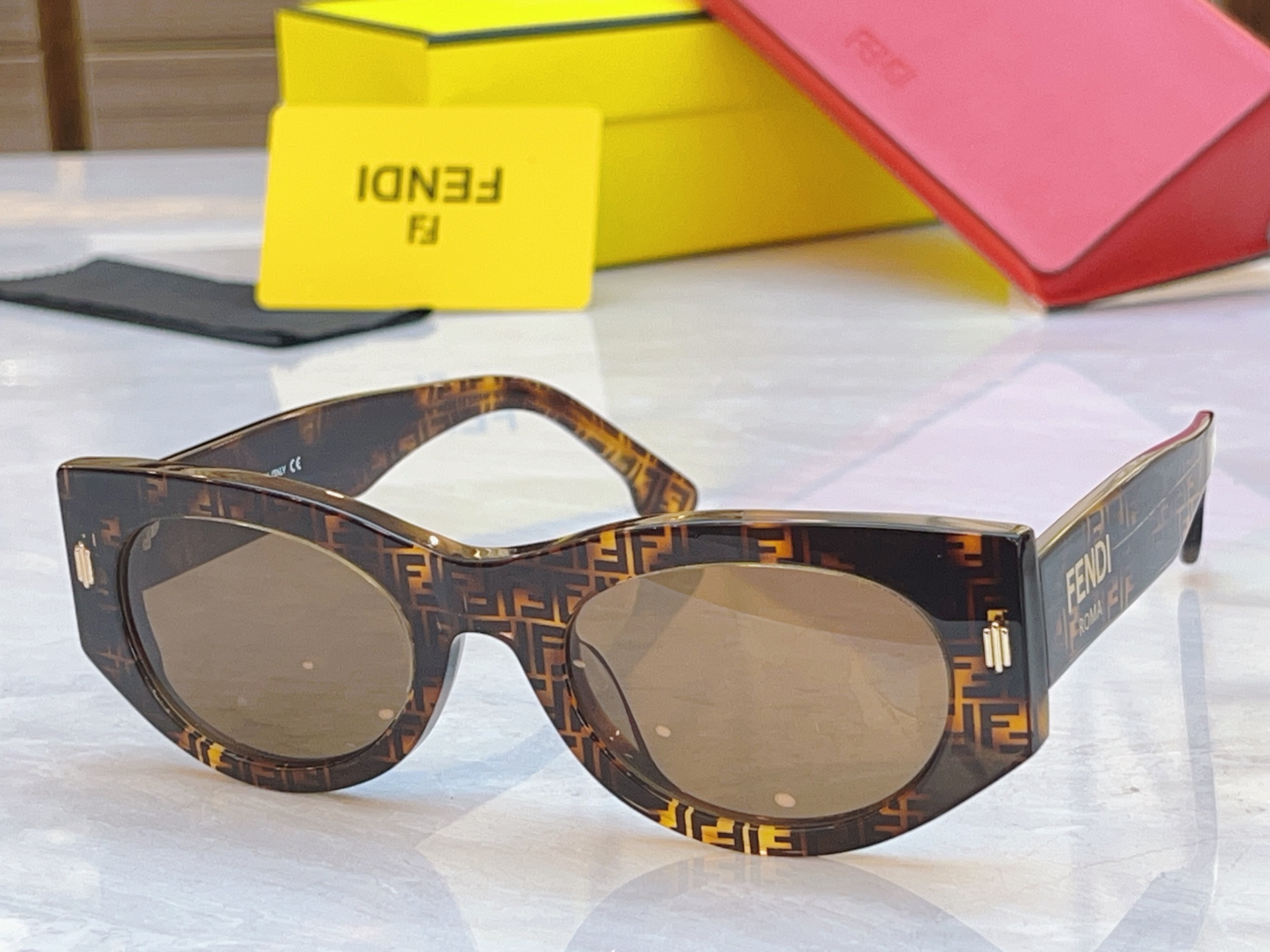 ，【FEN*】芬*迪新款太阳镜🕶️，MODEL：FD40125I，SIZE：50口23-145