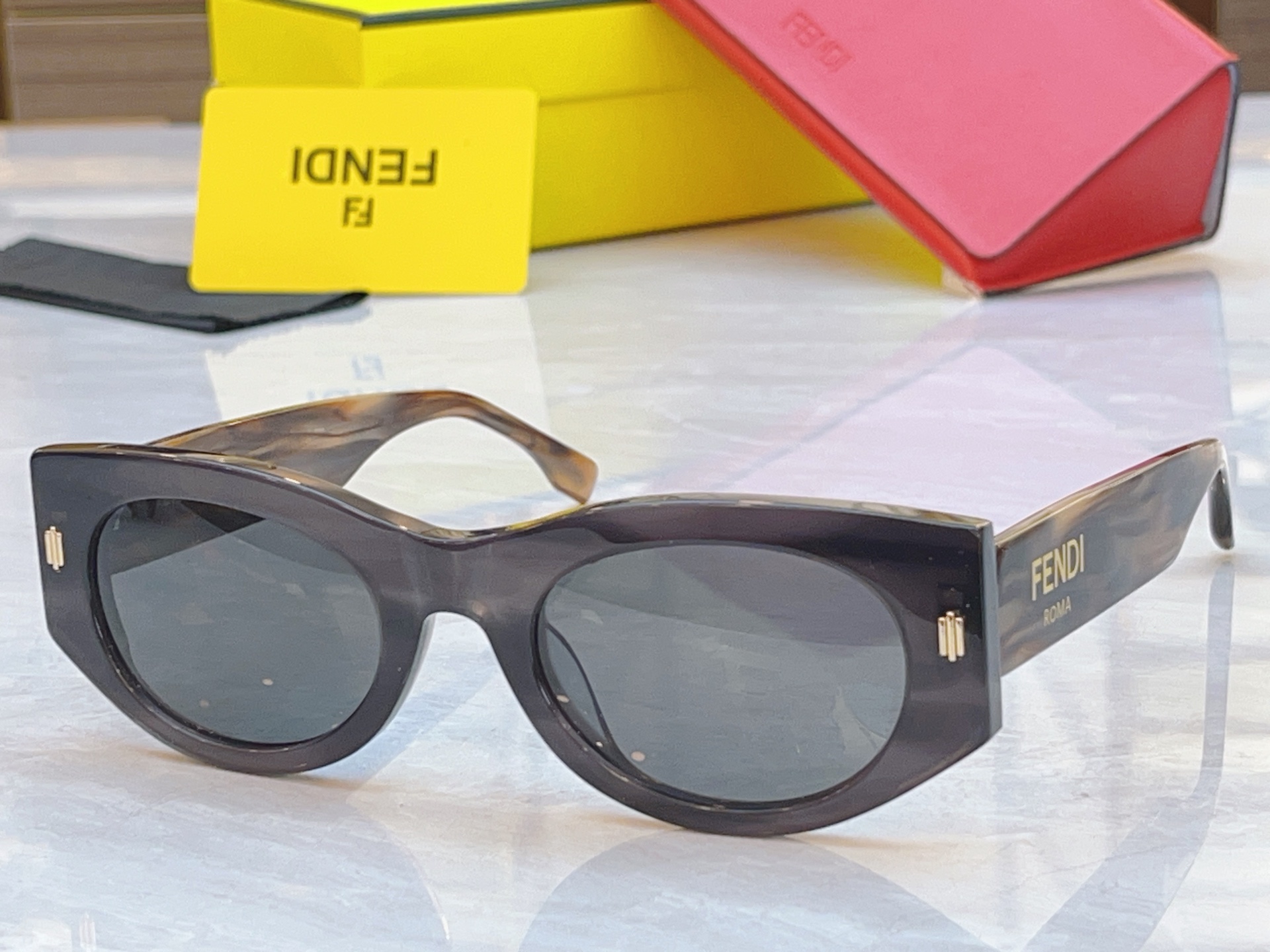 ，【FEN*】芬*迪新款太阳镜🕶️，MODEL：FD40125I，SIZE：50口23-145