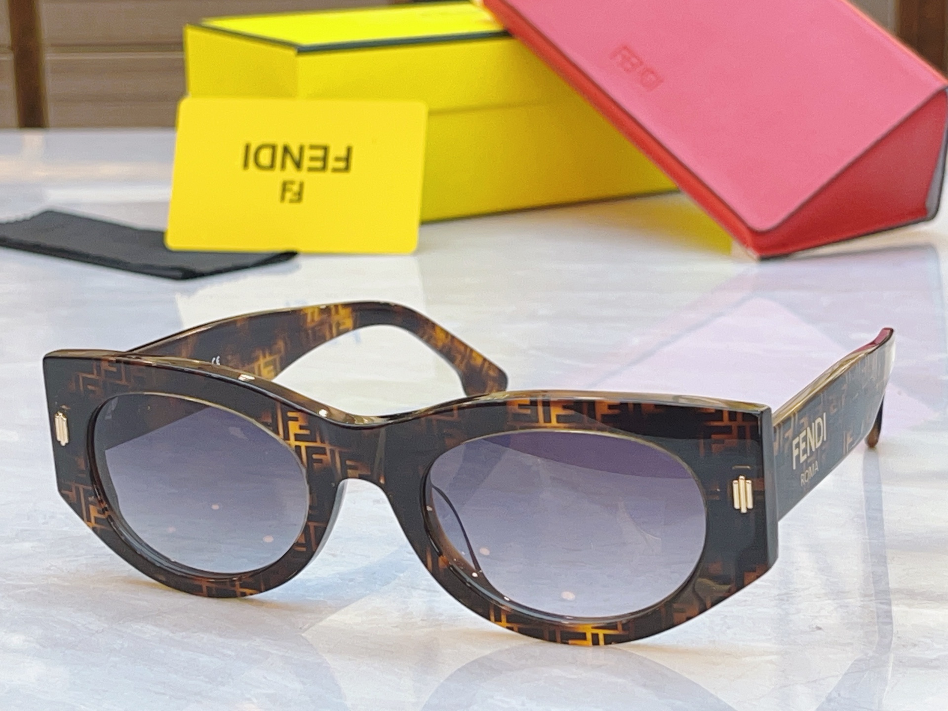 ，【FEN*】芬*迪新款太阳镜🕶️，MODEL：FD40125I，SIZE：50口23-145