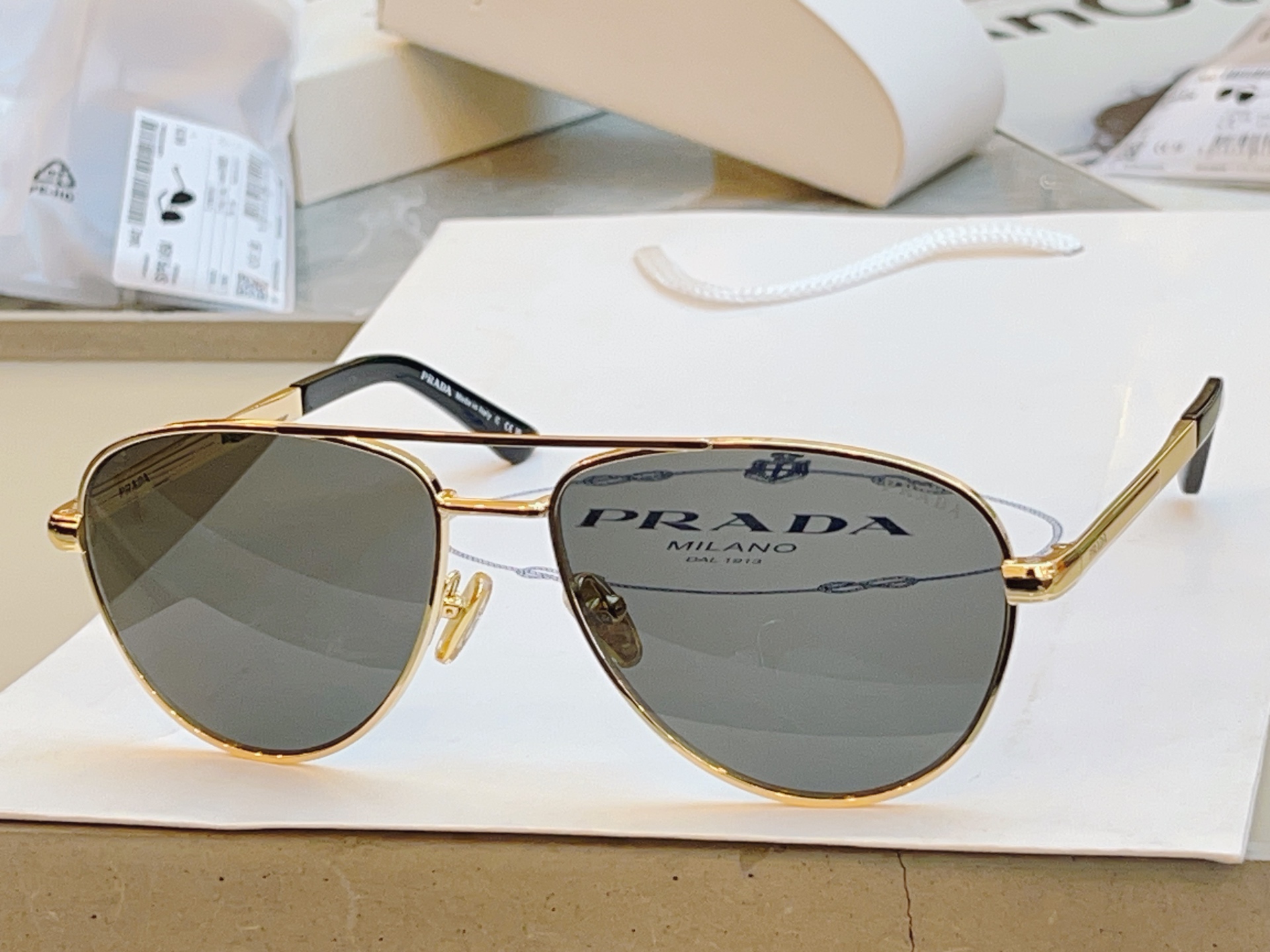 ，【PRAD*】普拉*达新款太阳镜🕶️，MODEL：SPR A54，SIZE：60口16-145
