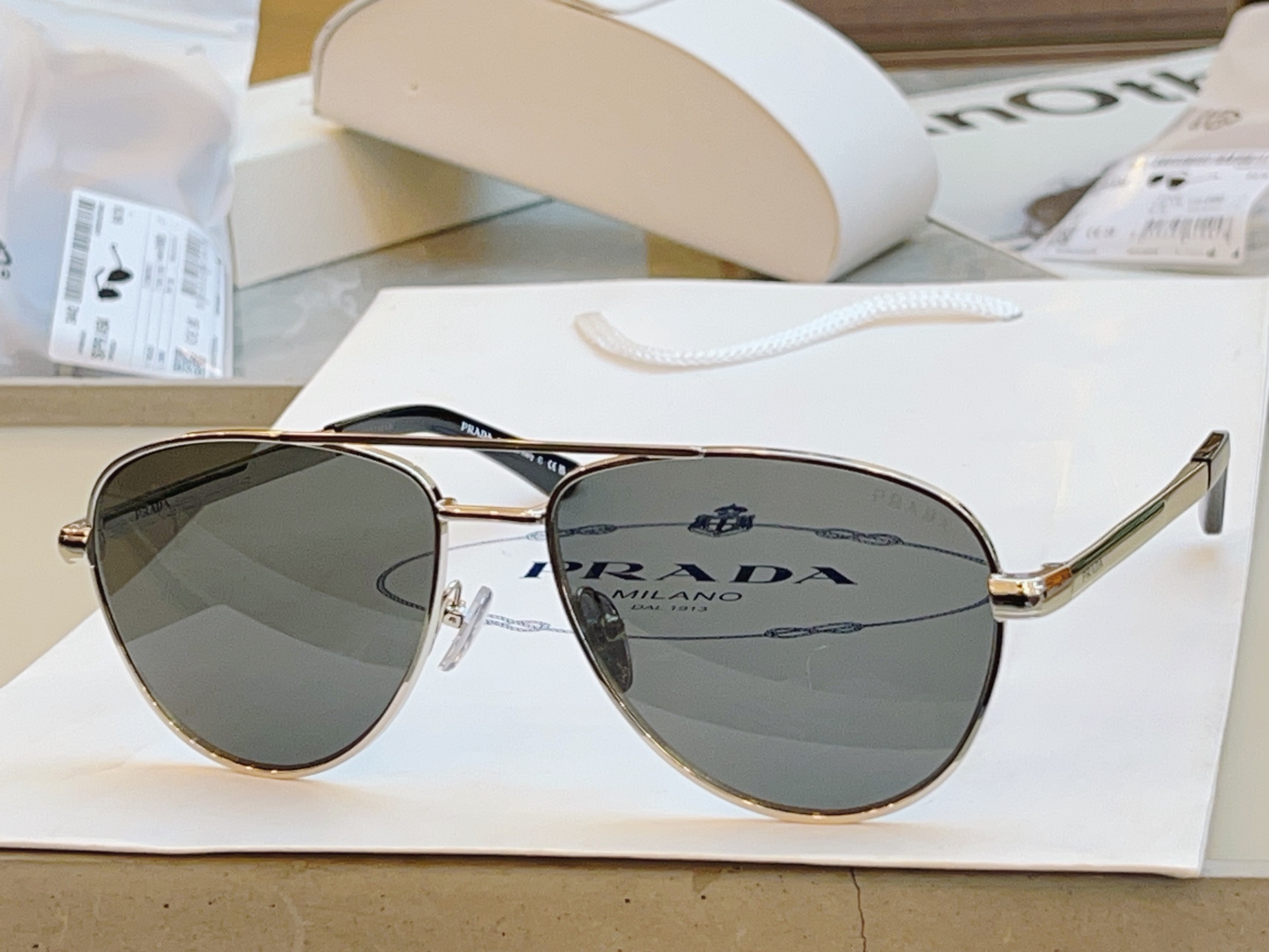 ，【PRAD*】普拉*达新款太阳镜🕶️，MODEL：SPR A54，SIZE：60口16-145