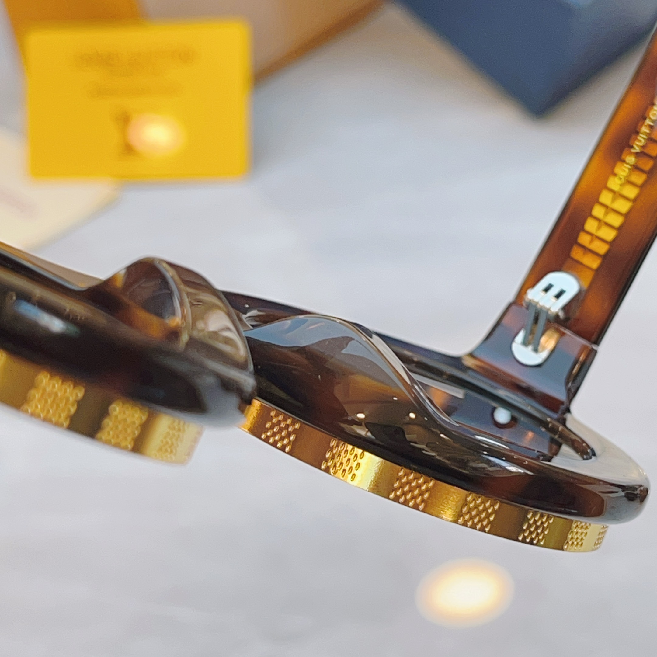 ，【LOUIS VUITTO*】路易*威登新款太阳镜，MODEL：Z2598U，SIZE：44口32-1