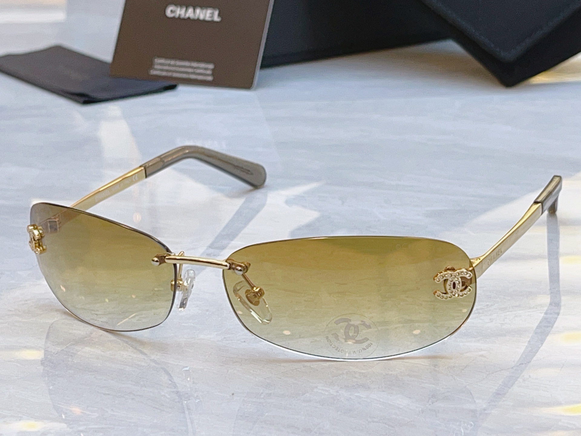 ，【CHANE*】香奈儿新款太阳镜，MODEL：A71560，SIZE：68口16-145