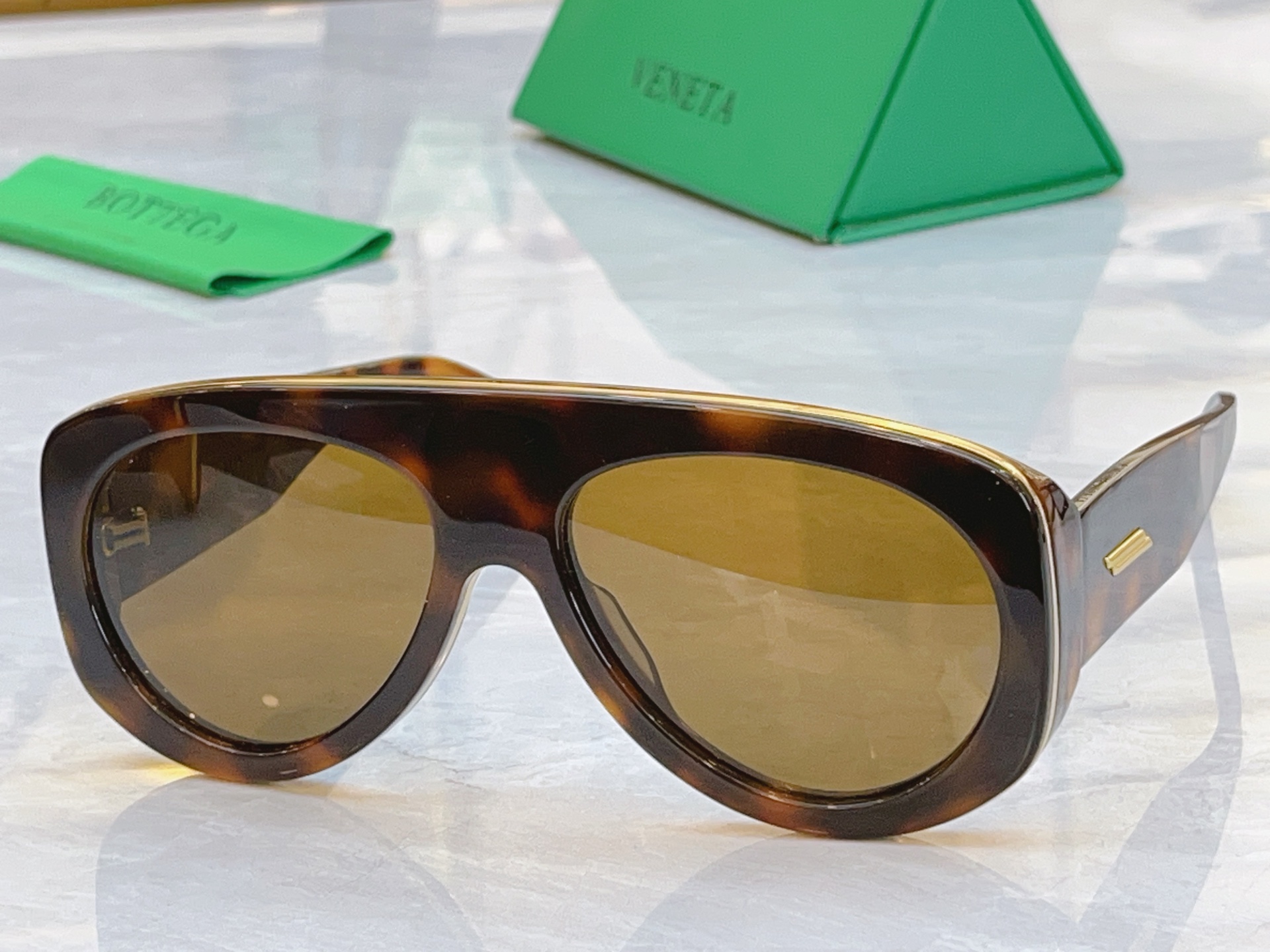 ，【BOTTEGA VENET*】宝缇*嘉新款太阳镜，MODEL：BV1362S，SIZE：58口17-