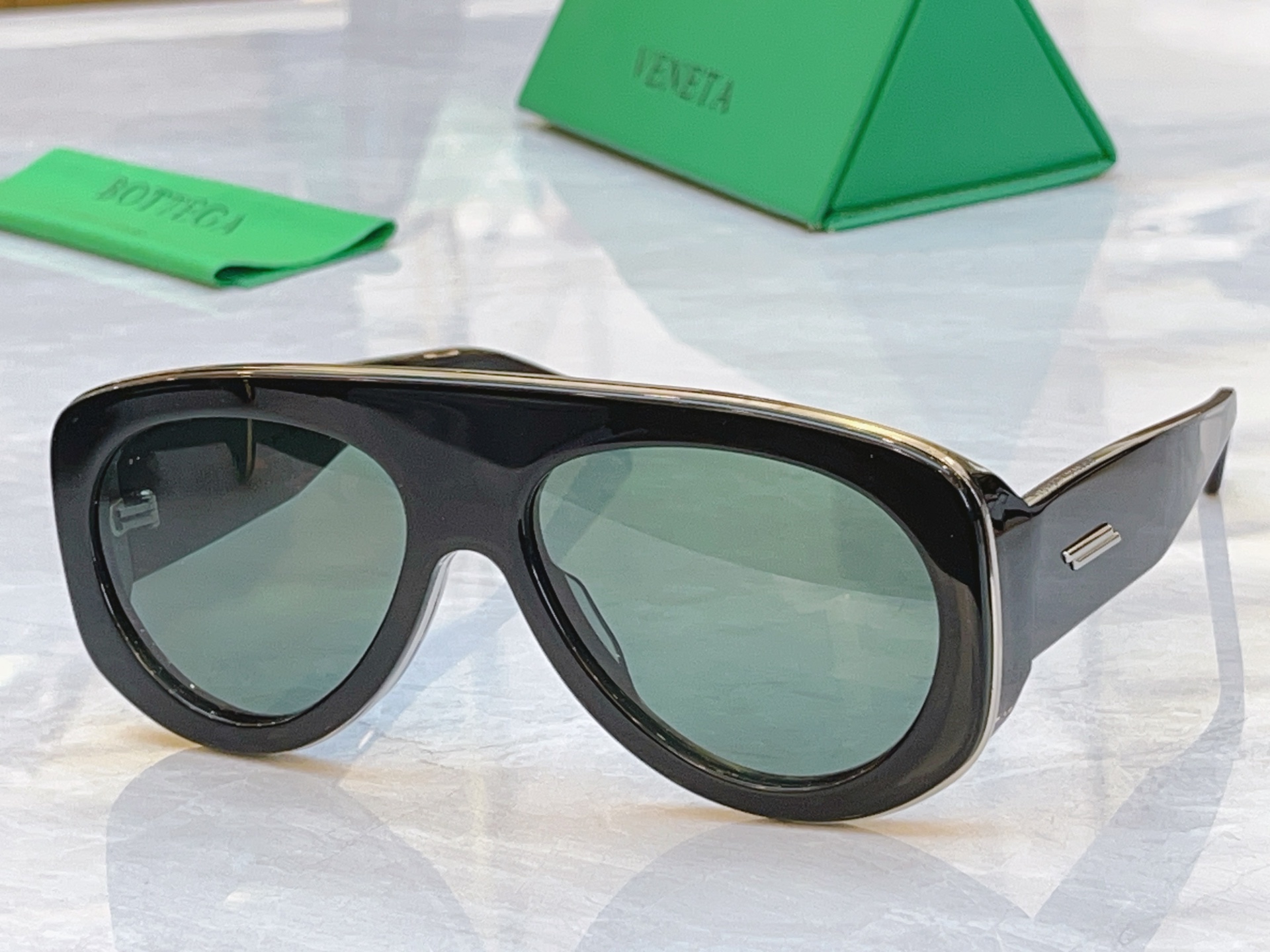 ，【BOTTEGA VENET*】宝缇*嘉新款太阳镜，MODEL：BV1362S，SIZE：58口17-