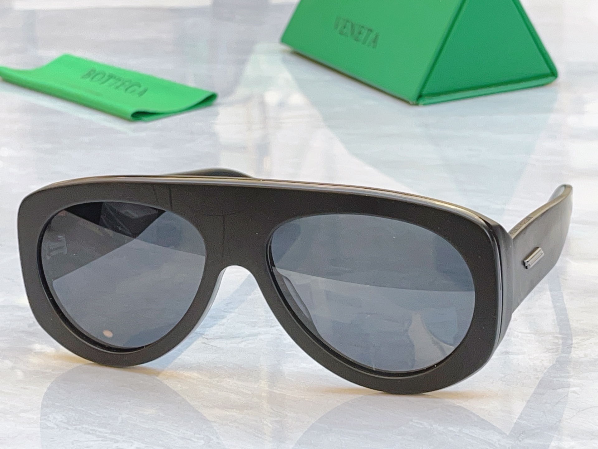 ，【BOTTEGA VENET*】宝缇*嘉新款太阳镜，MODEL：BV1362S，SIZE：58口17-