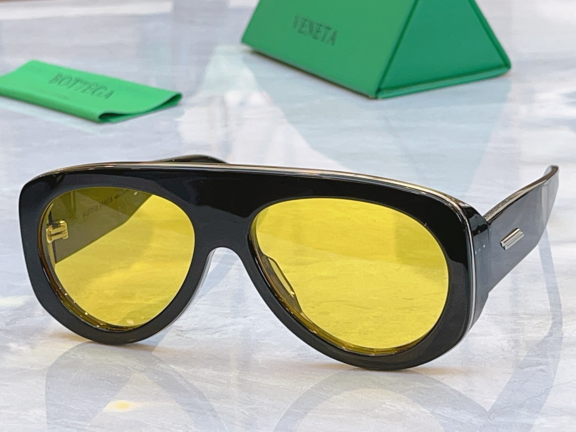 ，【BOTTEGA VENET*】宝缇*嘉新款太阳镜，MODEL：BV1362S，SIZE：58口17-