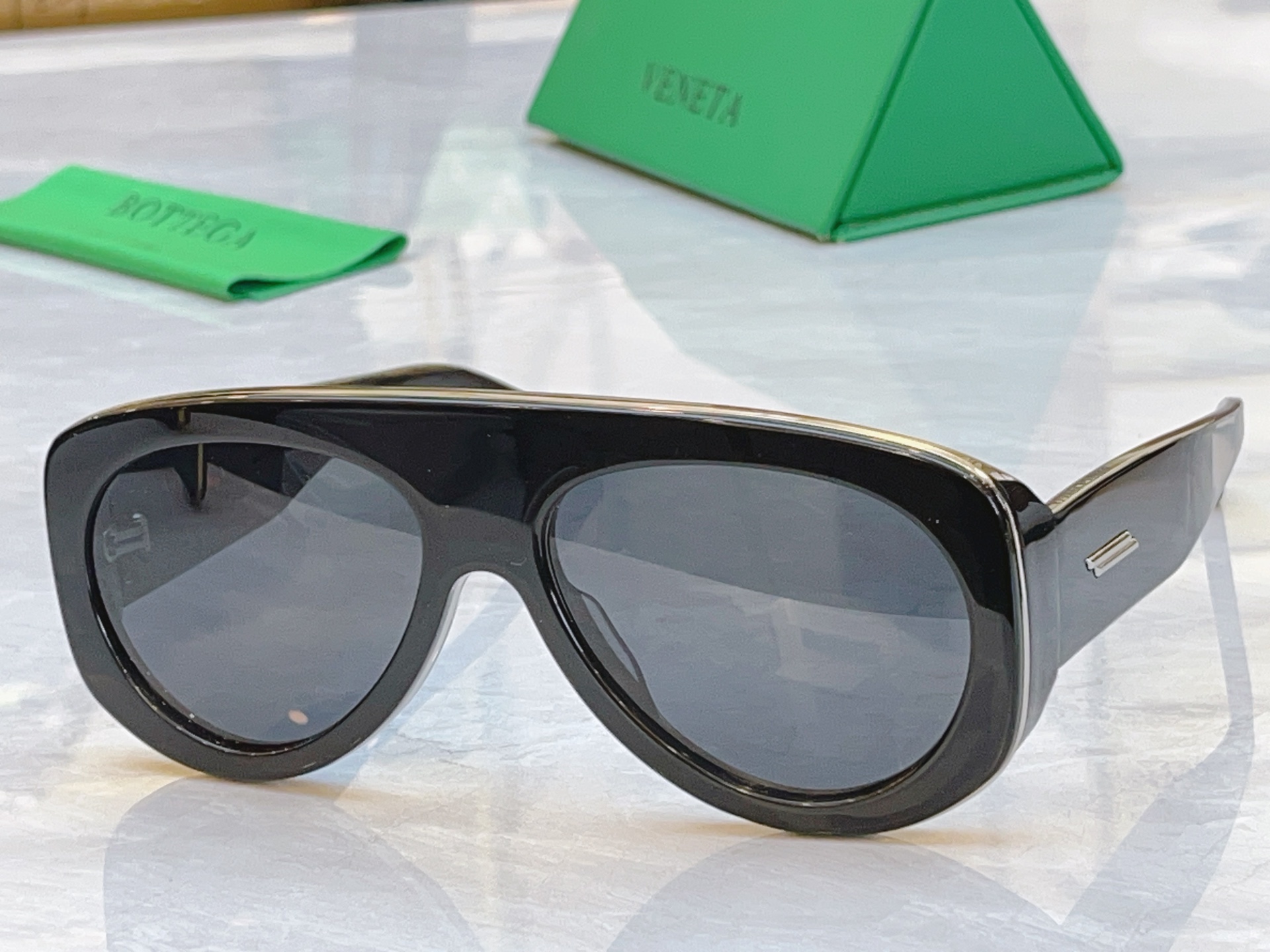 ，【BOTTEGA VENET*】宝缇*嘉新款太阳镜，MODEL：BV1362S，SIZE：58口17-