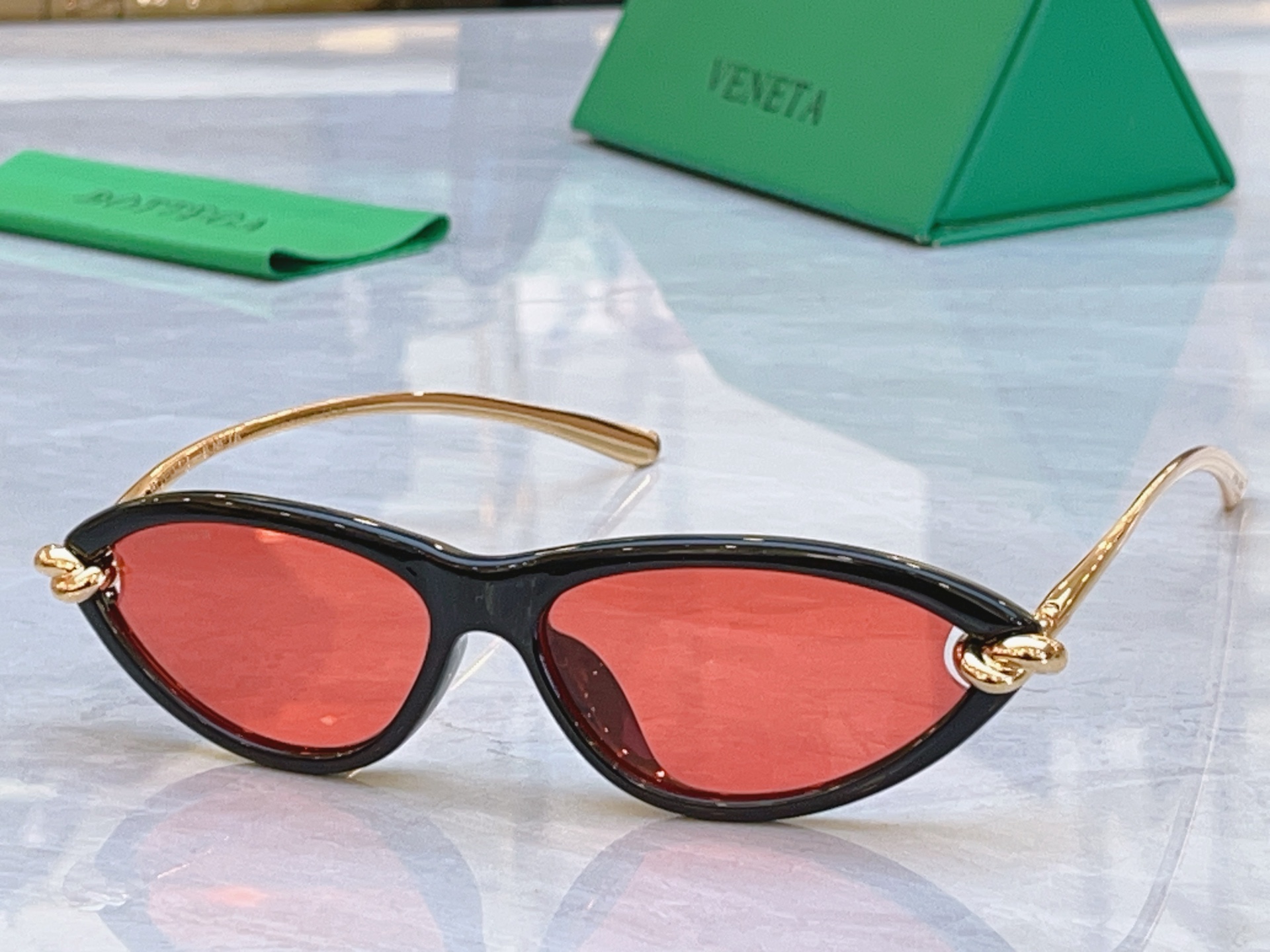 ，【BOTTEGA VENET*】宝缇*嘉新款太阳镜，MODEL：BV1390S，SIZE：55口15-