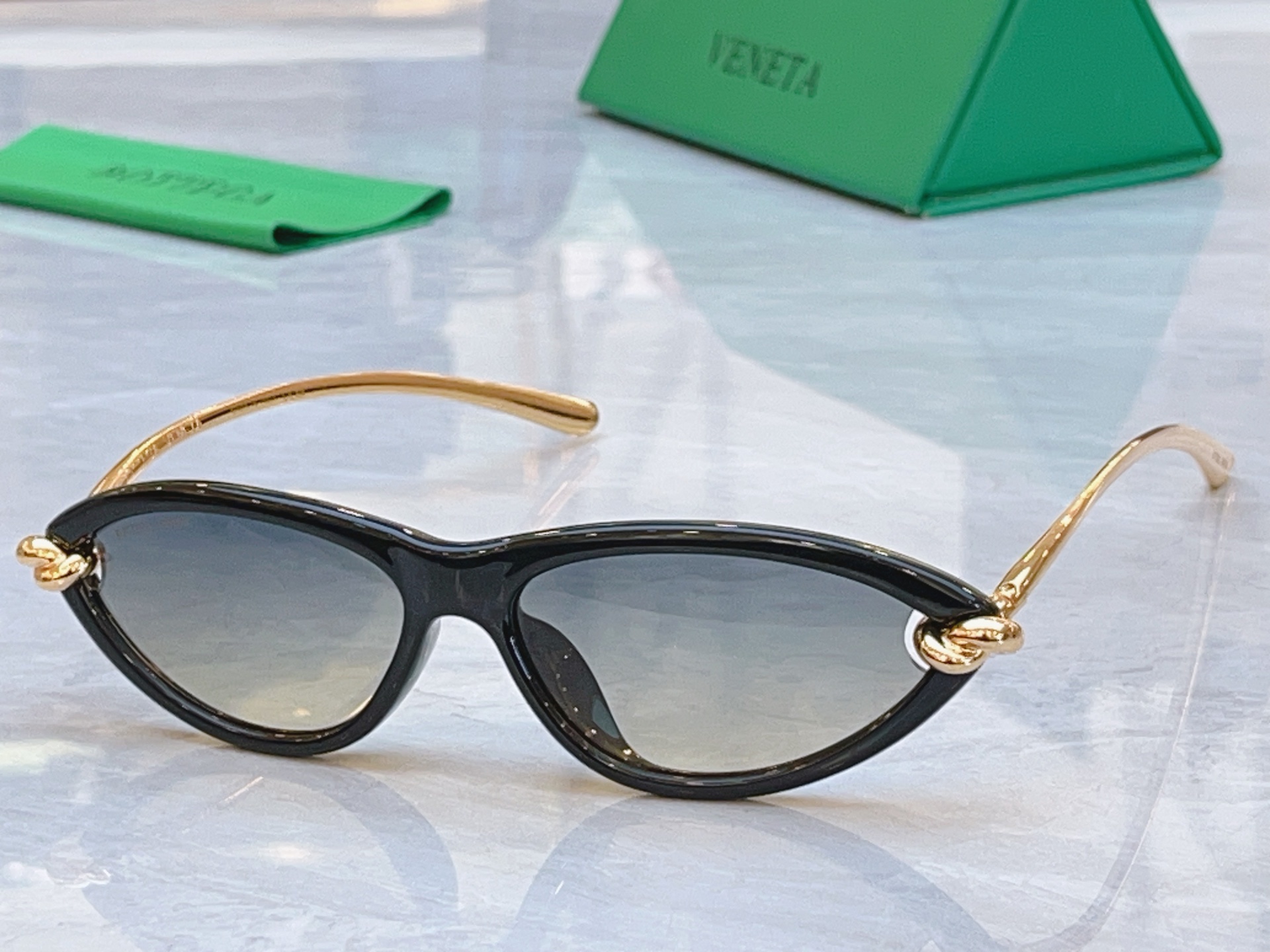 ，【BOTTEGA VENET*】宝缇*嘉新款太阳镜，MODEL：BV1390S，SIZE：55口15-