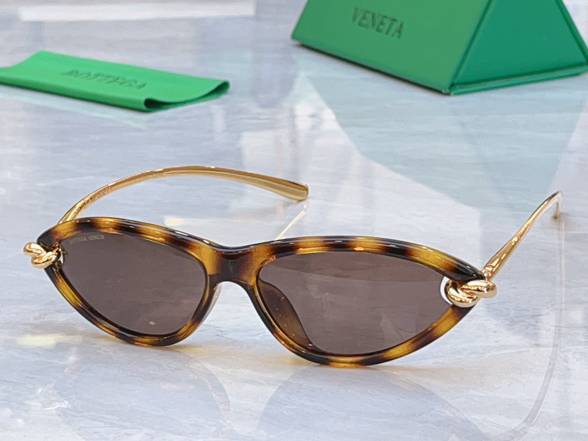 ，【BOTTEGA VENET*】宝缇*嘉新款太阳镜，MODEL：BV1390S，SIZE：55口15-