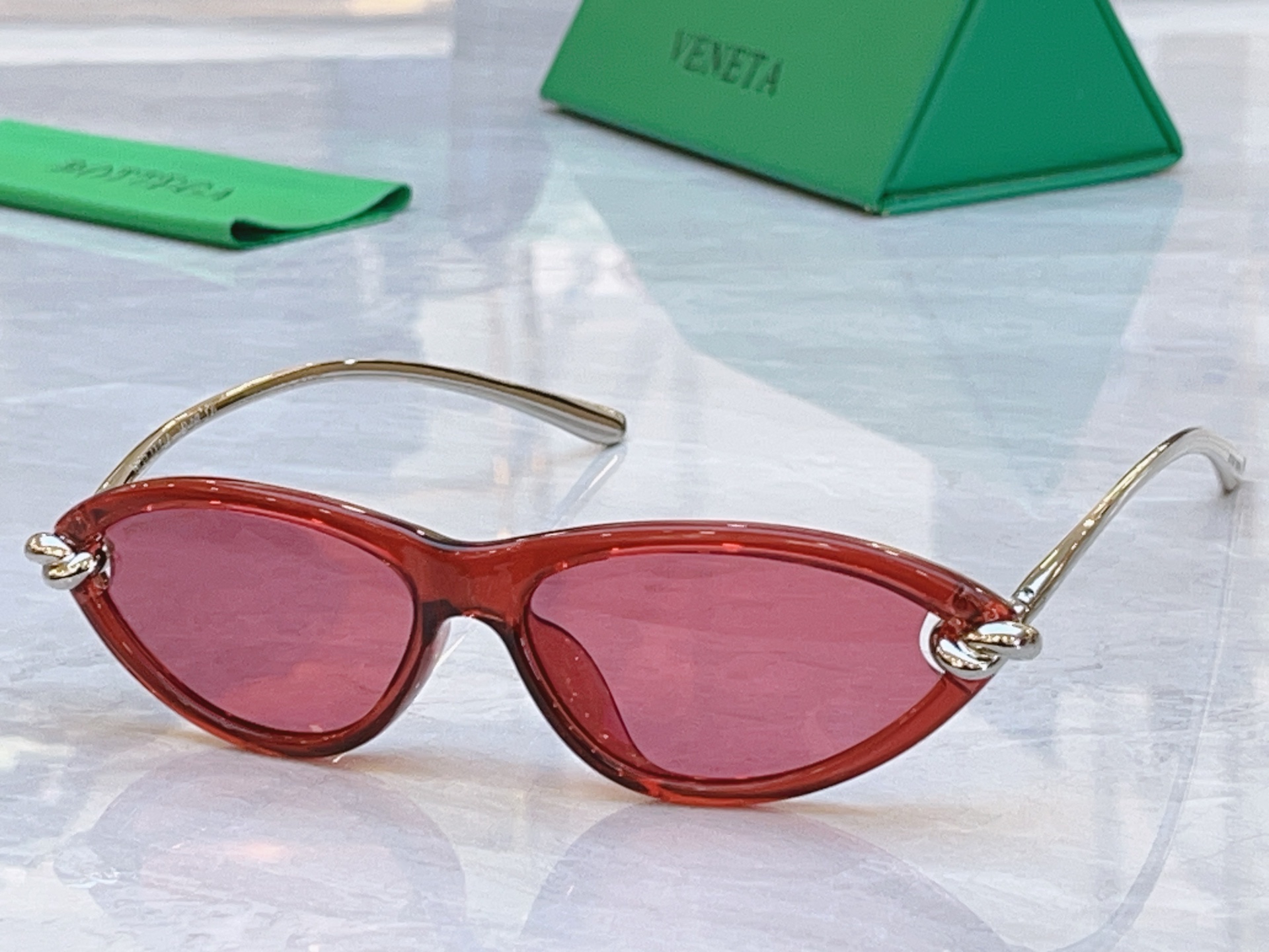 ，【BOTTEGA VENET*】宝缇*嘉新款太阳镜，MODEL：BV1390S，SIZE：55口15-