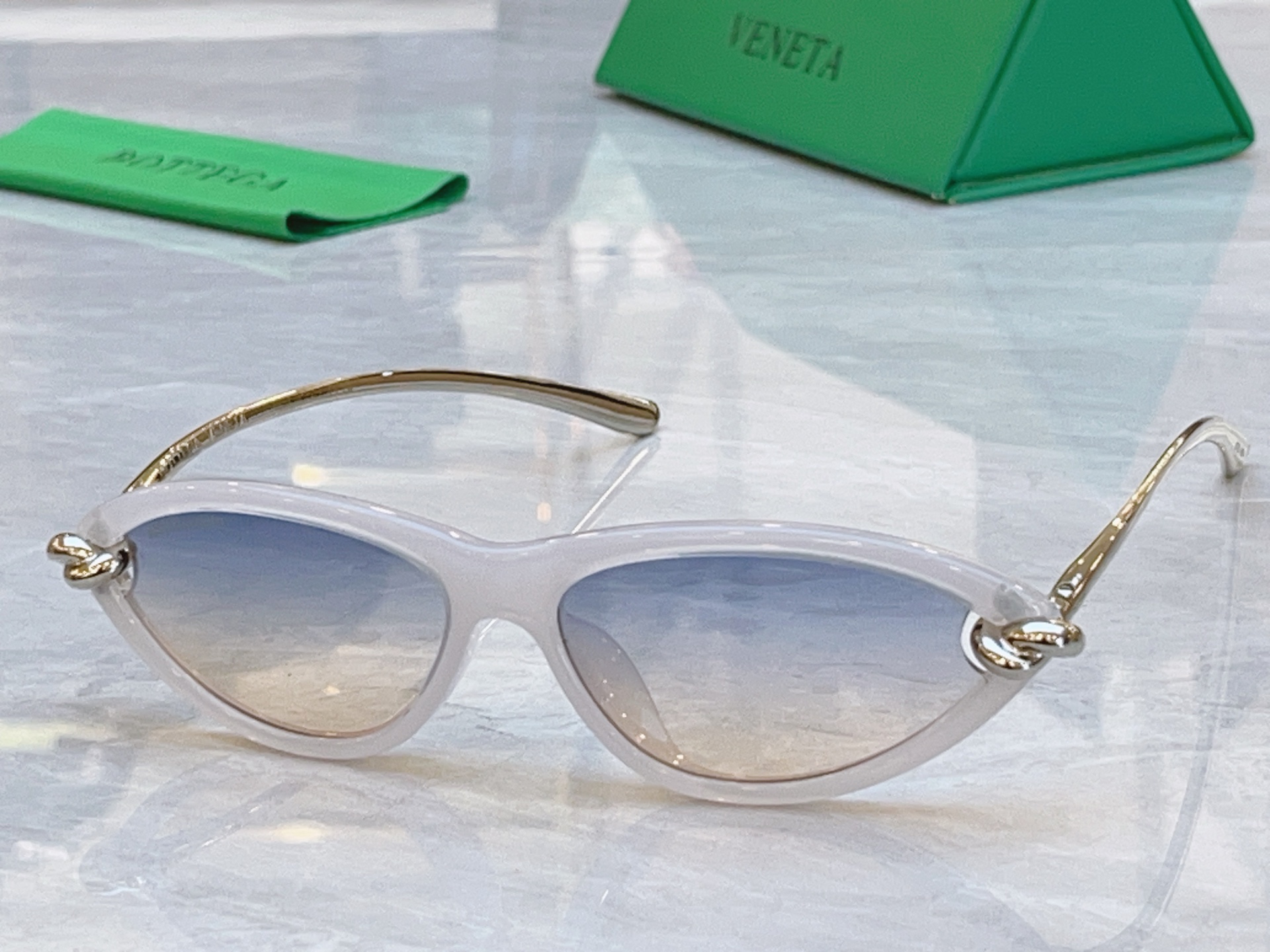 ，【BOTTEGA VENET*】宝缇*嘉新款太阳镜，MODEL：BV1390S，SIZE：55口15-