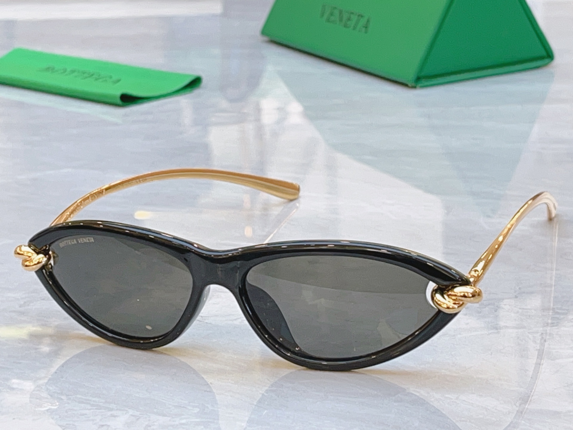 ，【BOTTEGA VENET*】宝缇*嘉新款太阳镜，MODEL：BV1390S，SIZE：55口15-