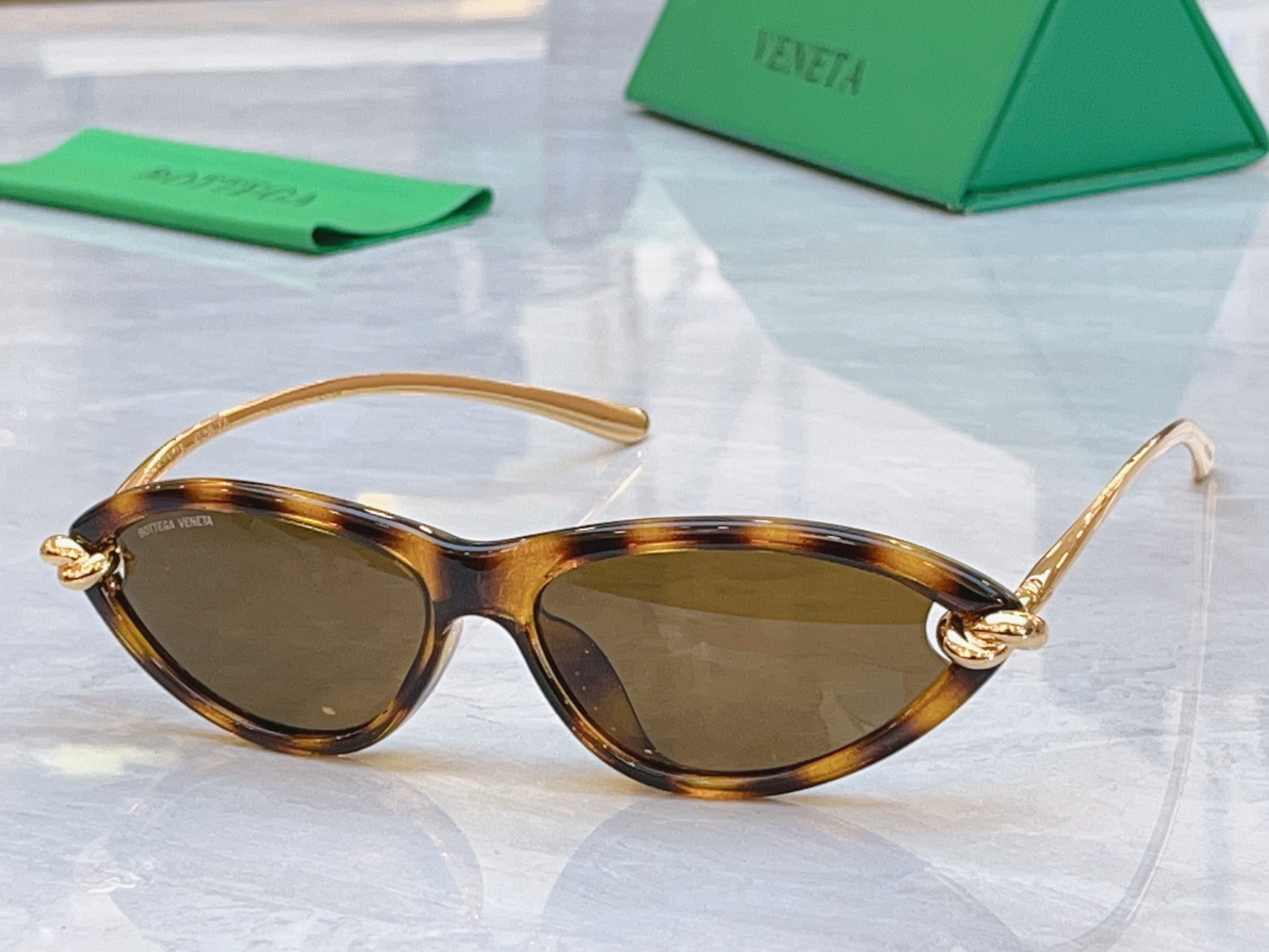 ，【BOTTEGA VENET*】宝缇*嘉新款太阳镜，MODEL：BV1390S，SIZE：55口15-